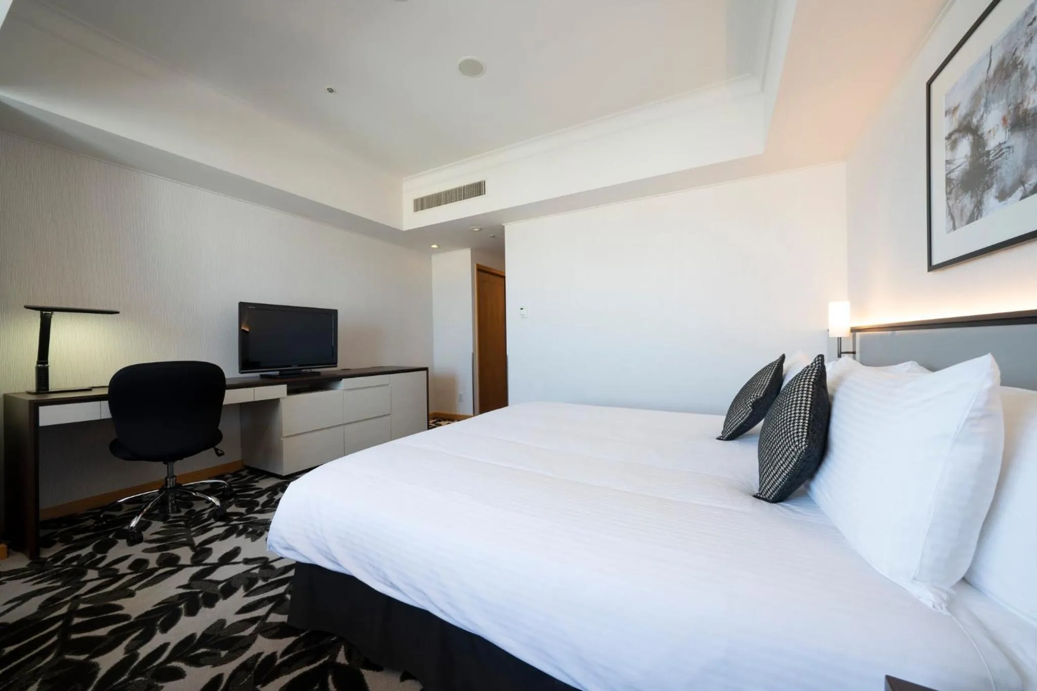 Photo of the whole room, Bed in ANA Crowne Plaza Hotel Grand Court Nagoya by IHG