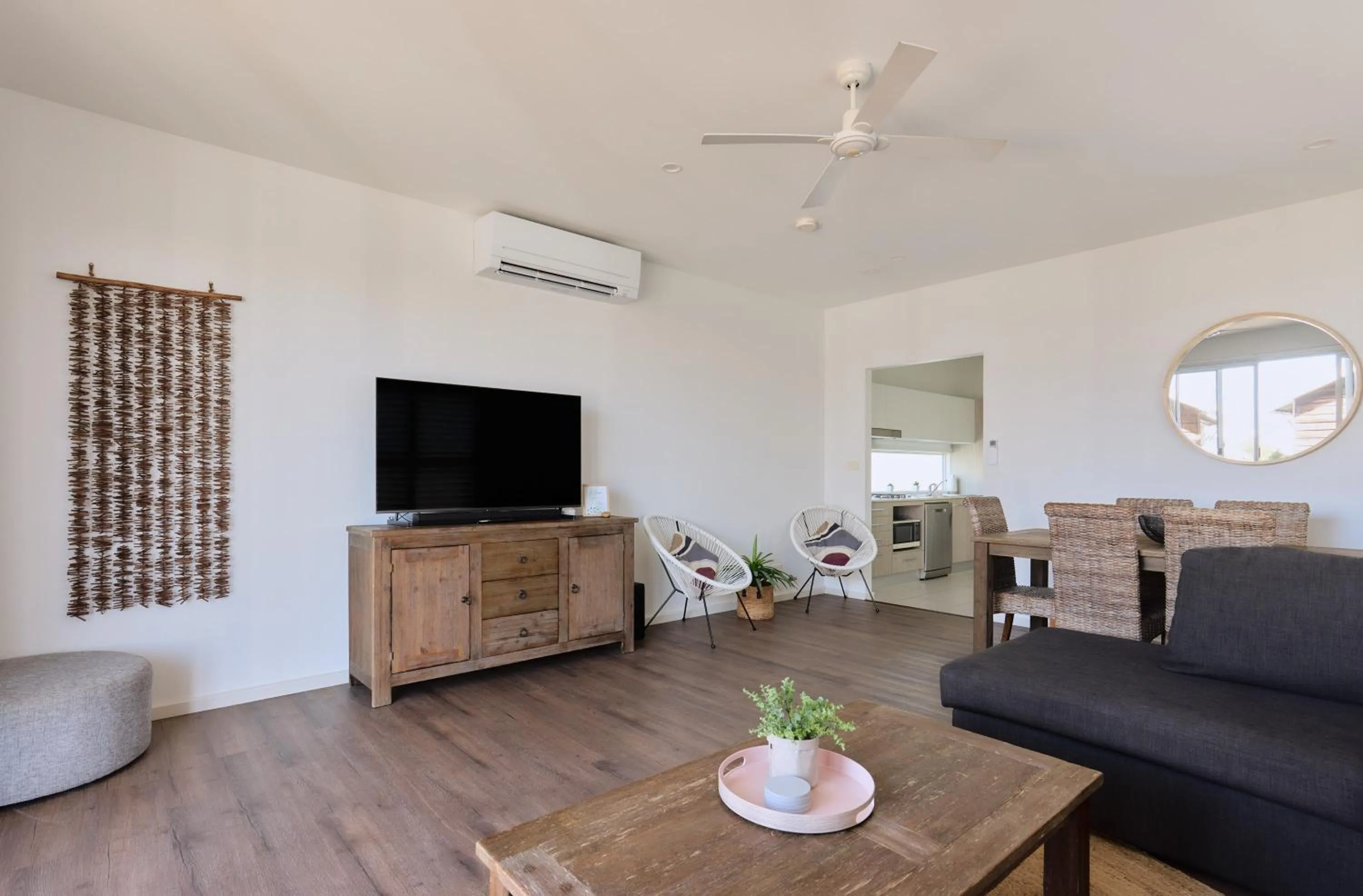 Communal lounge/ TV room in Caves Coastal Bar & Bungalows