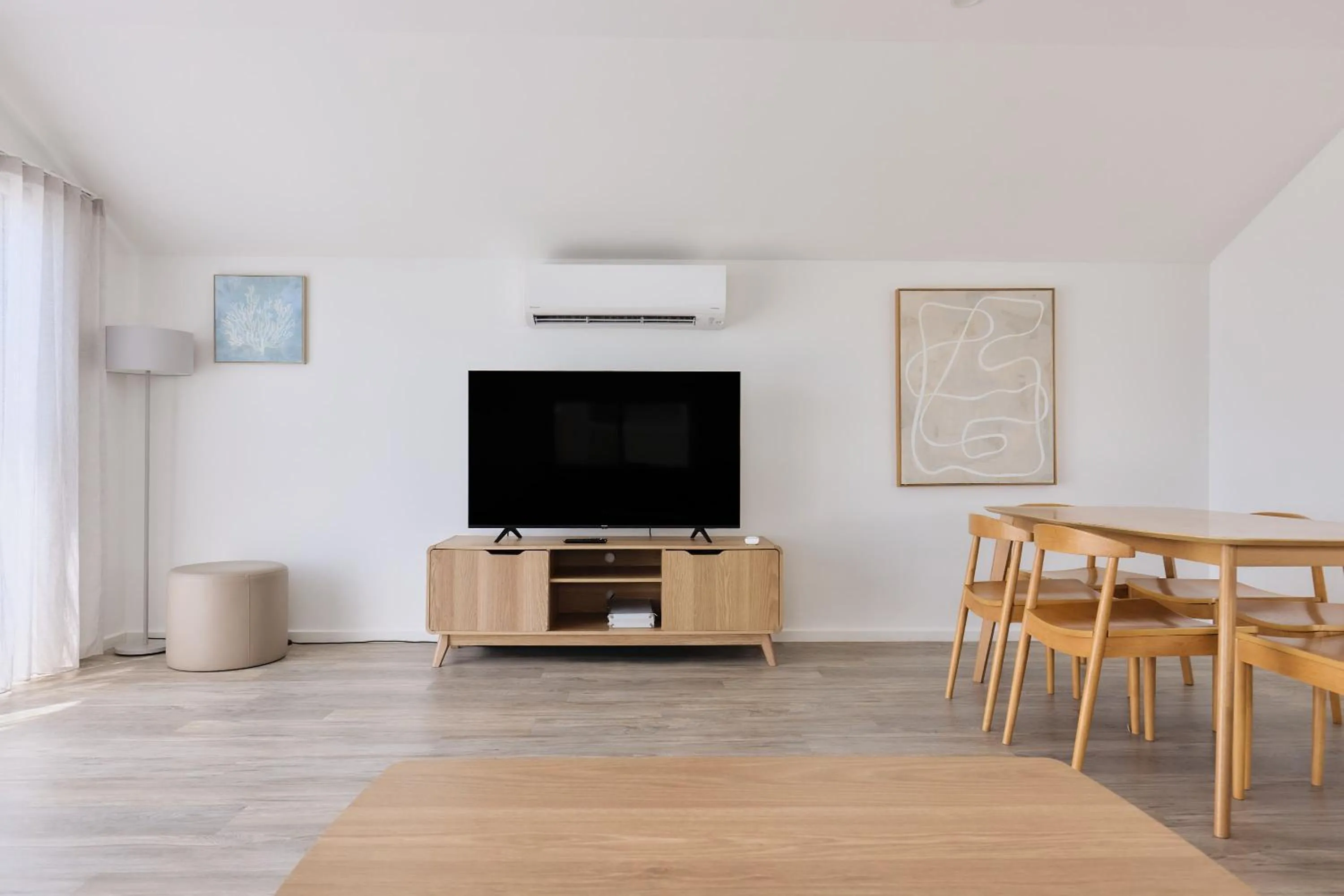 Communal lounge/ TV room in Caves Coastal Bar & Bungalows