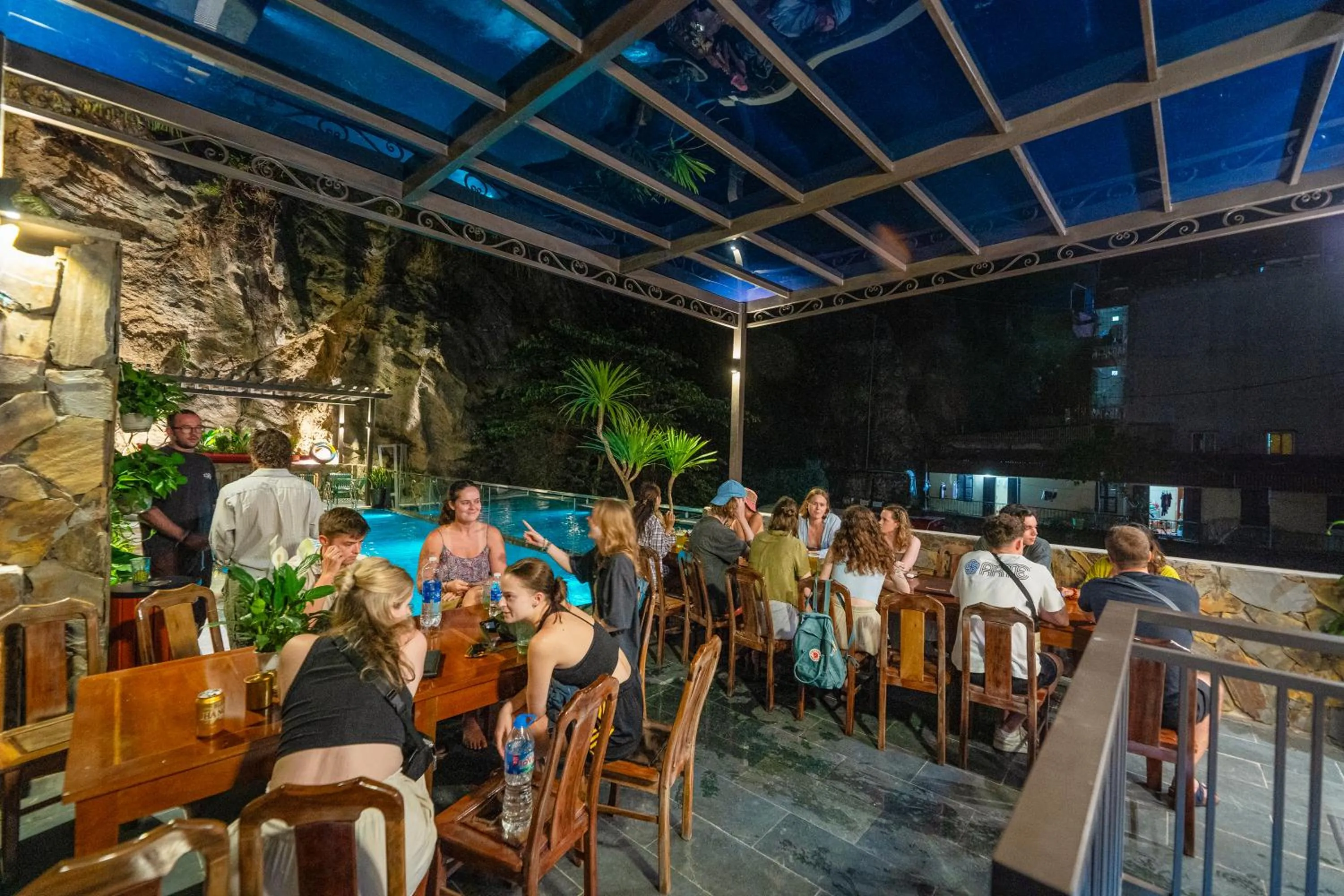 Restaurant/places to eat in The Oversleep Catba Hostel & Pool Bar
