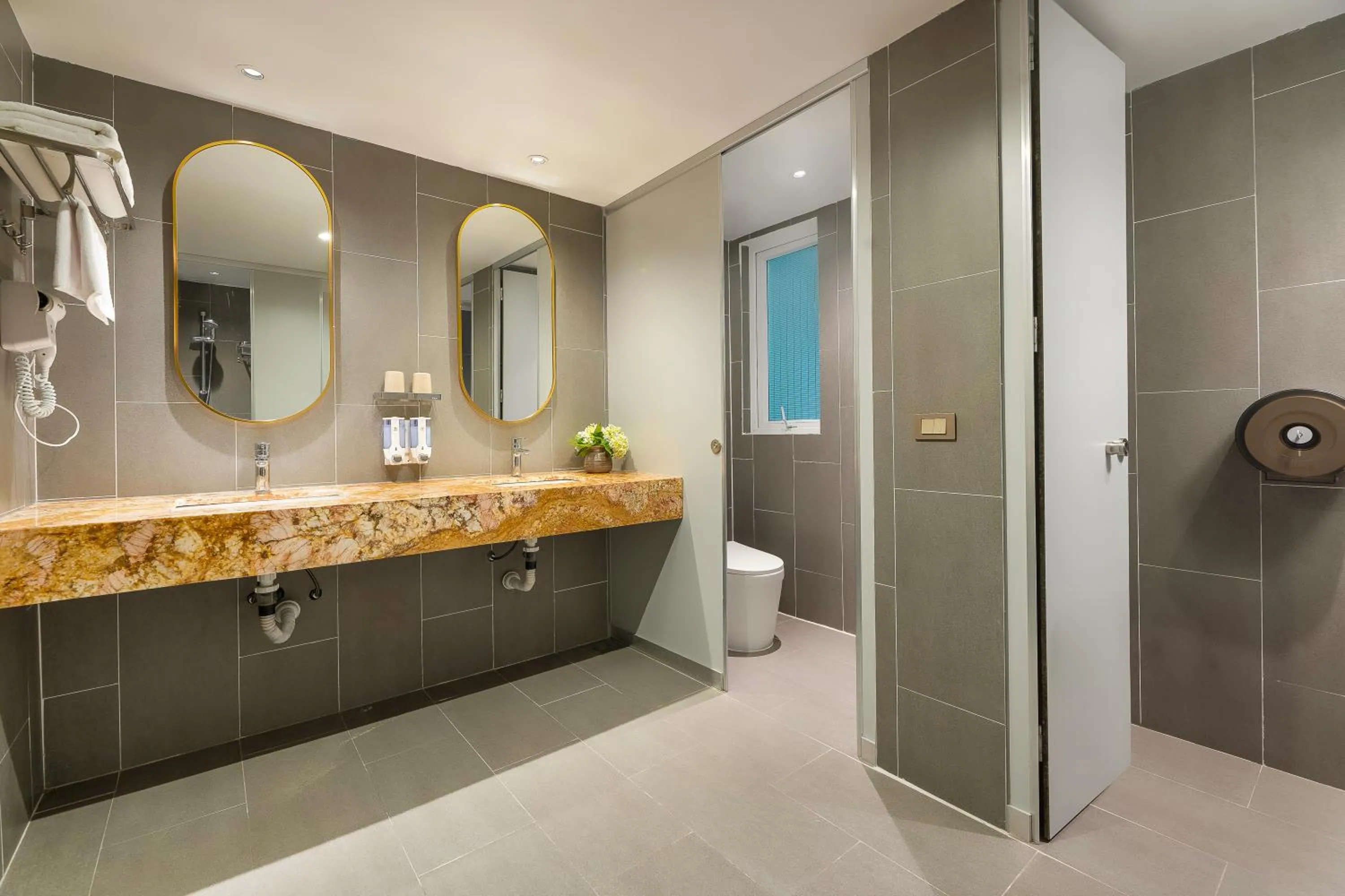 Bathroom in The Oversleep Catba Hostel & Pool Bar