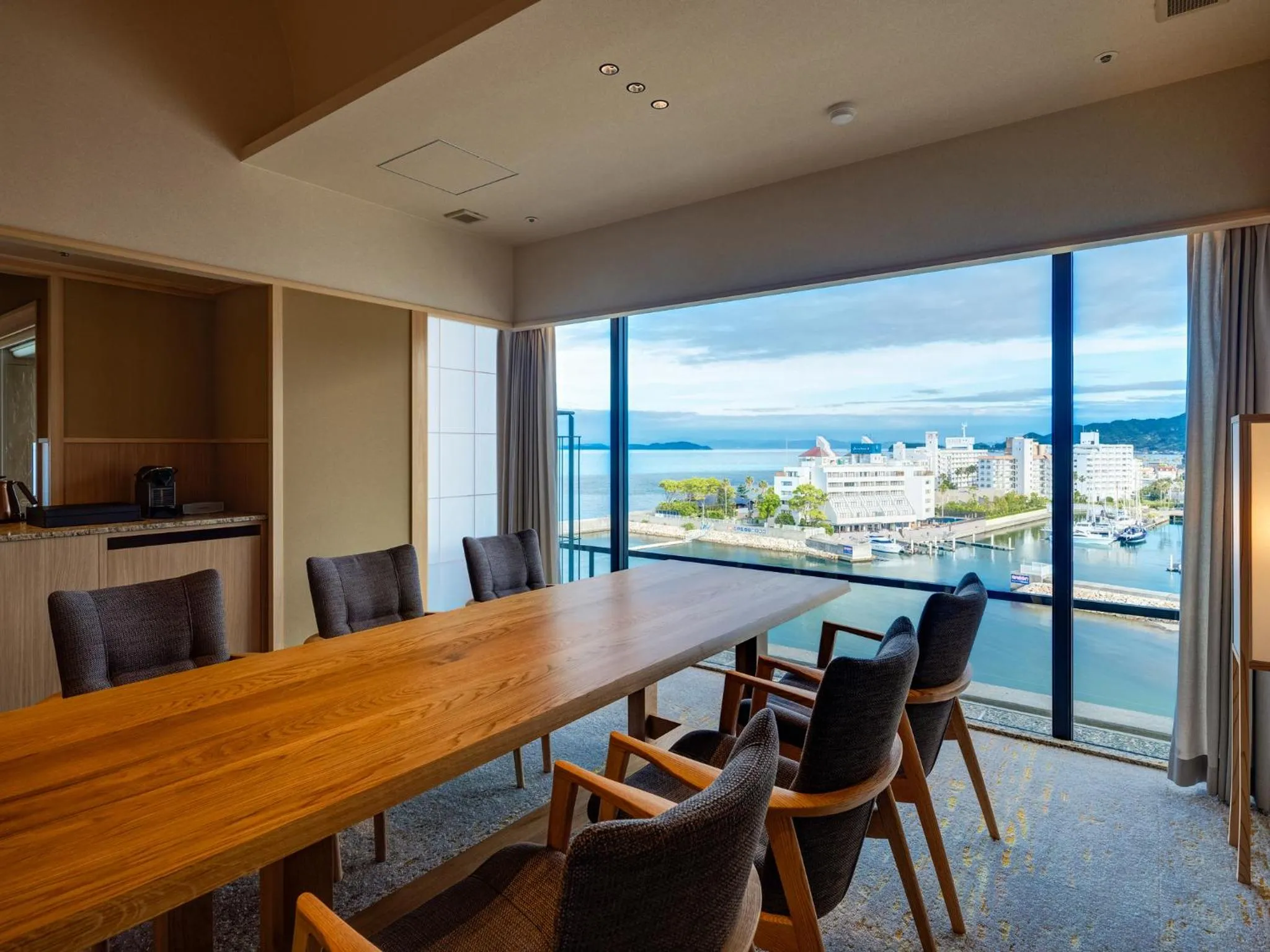 Photo of the whole room in Awaji Yumesenkei