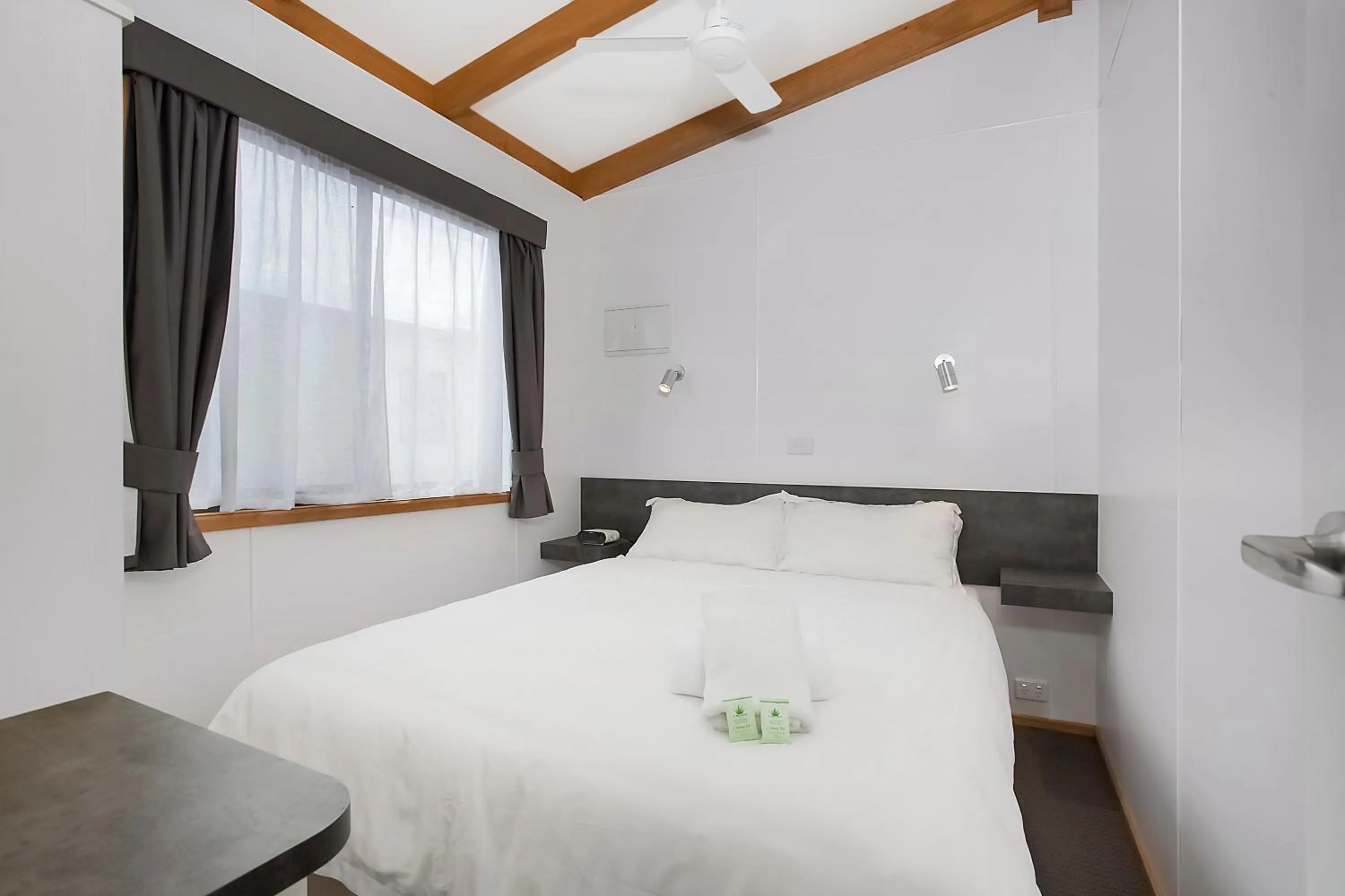 Bathroom, Bed in Warrnambool Holiday Village