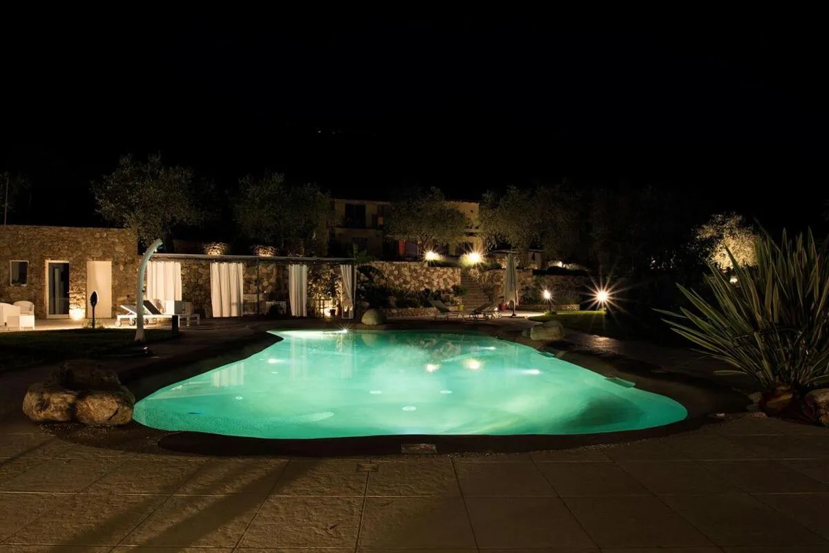 Swimming pool in La cicala stonata