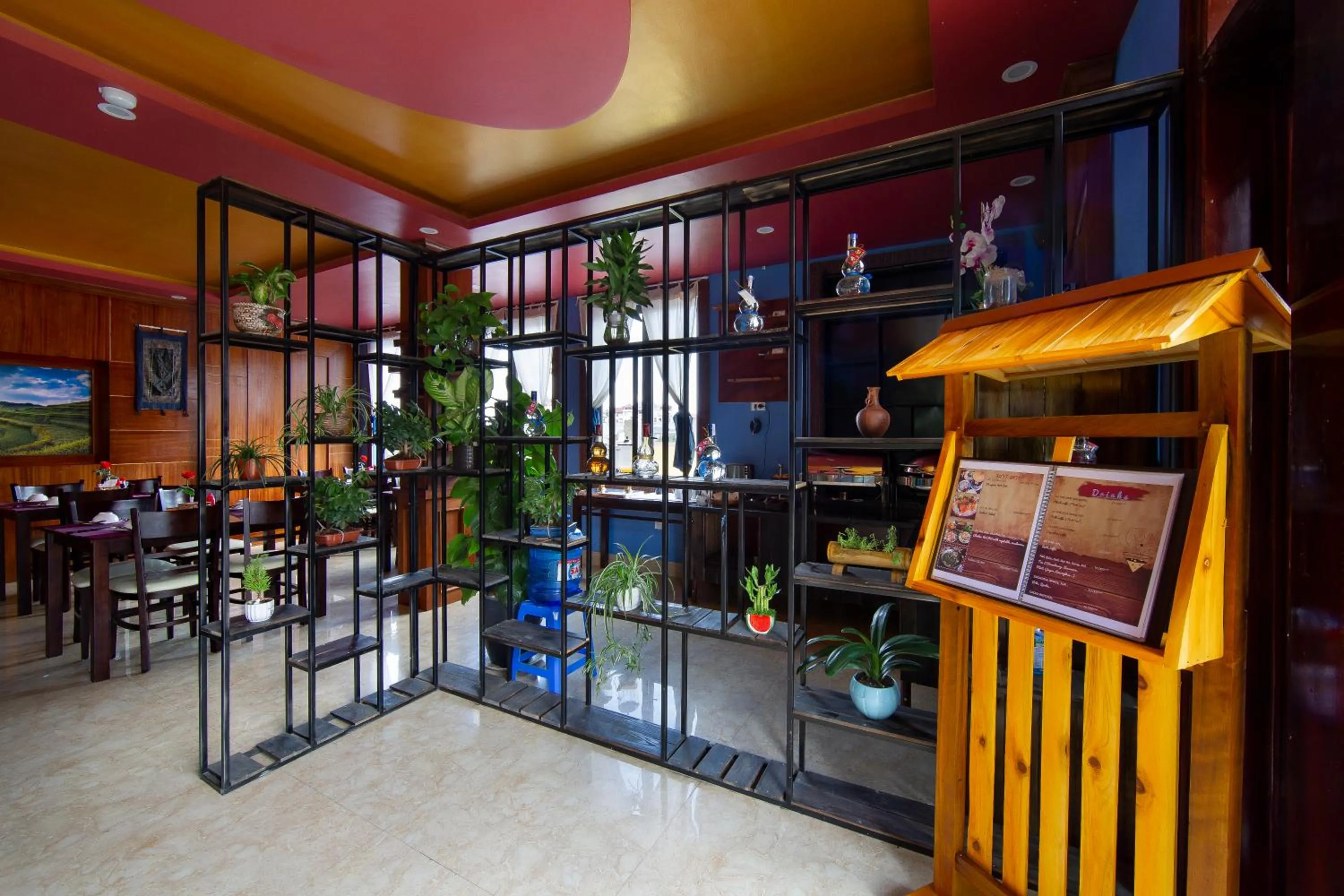 Restaurant/places to eat in Saparis Hotel