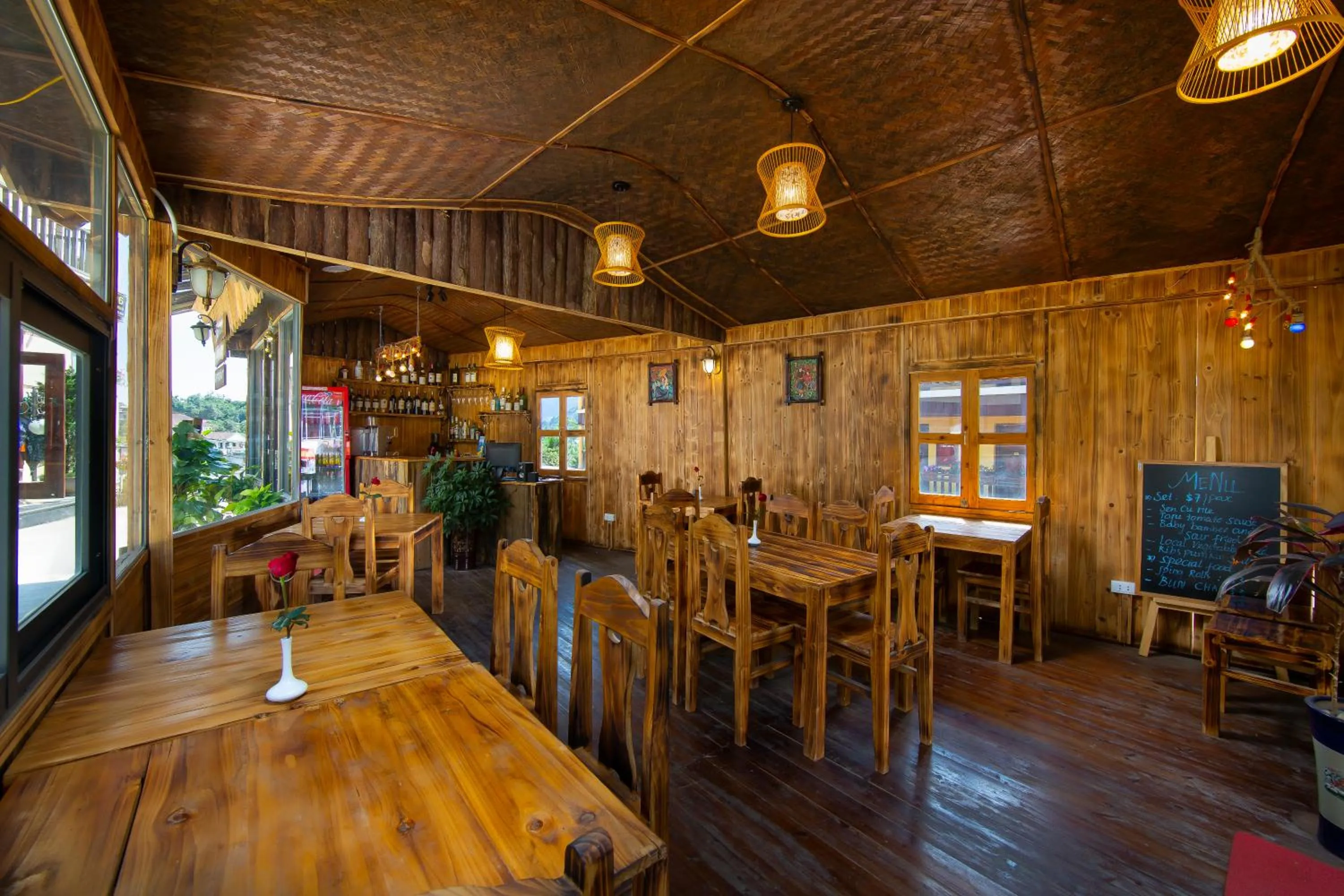 Restaurant/places to eat in Saparis Hotel