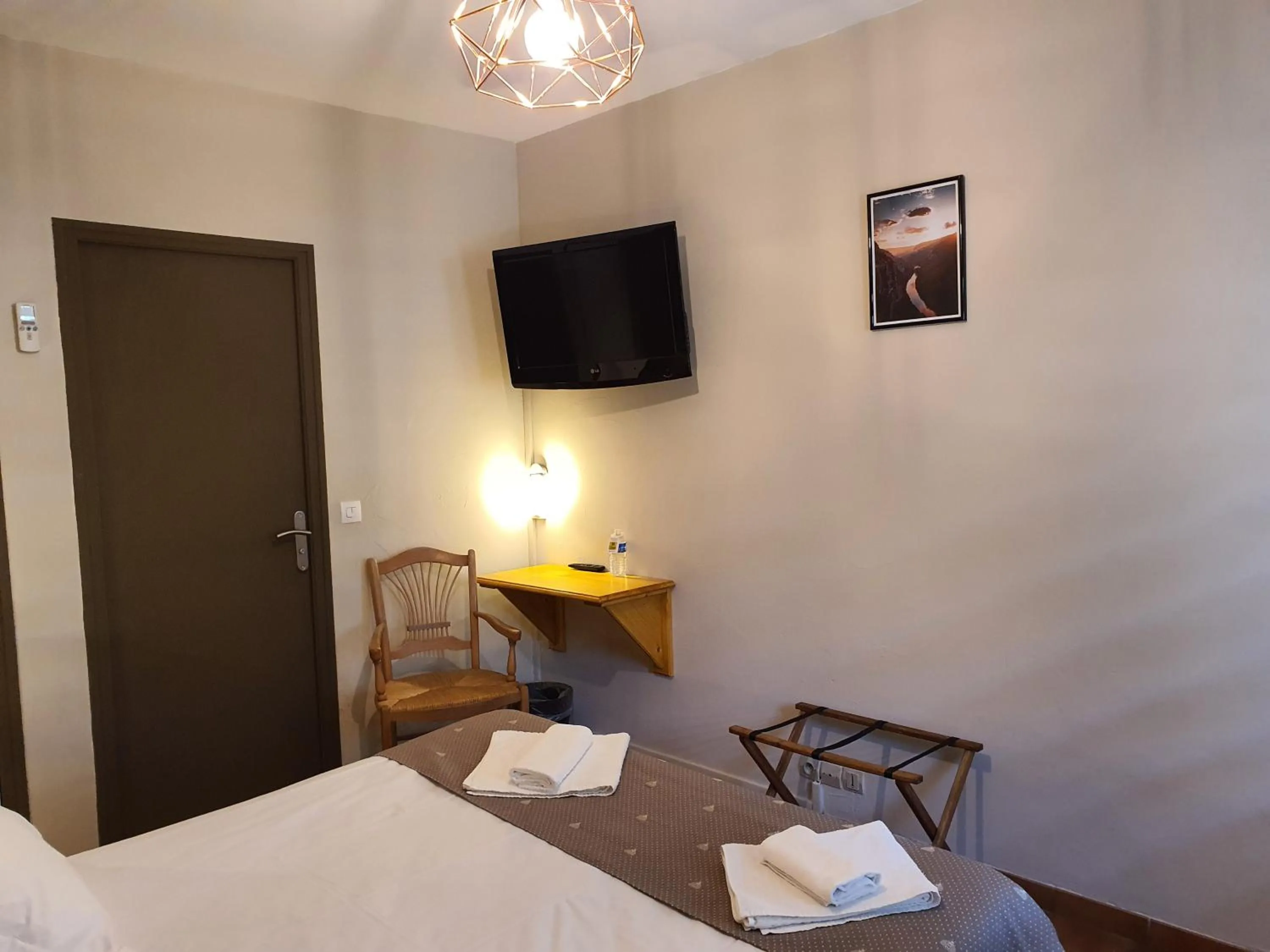 Bed in Logis Hôtel Restaurant L'Escarbille