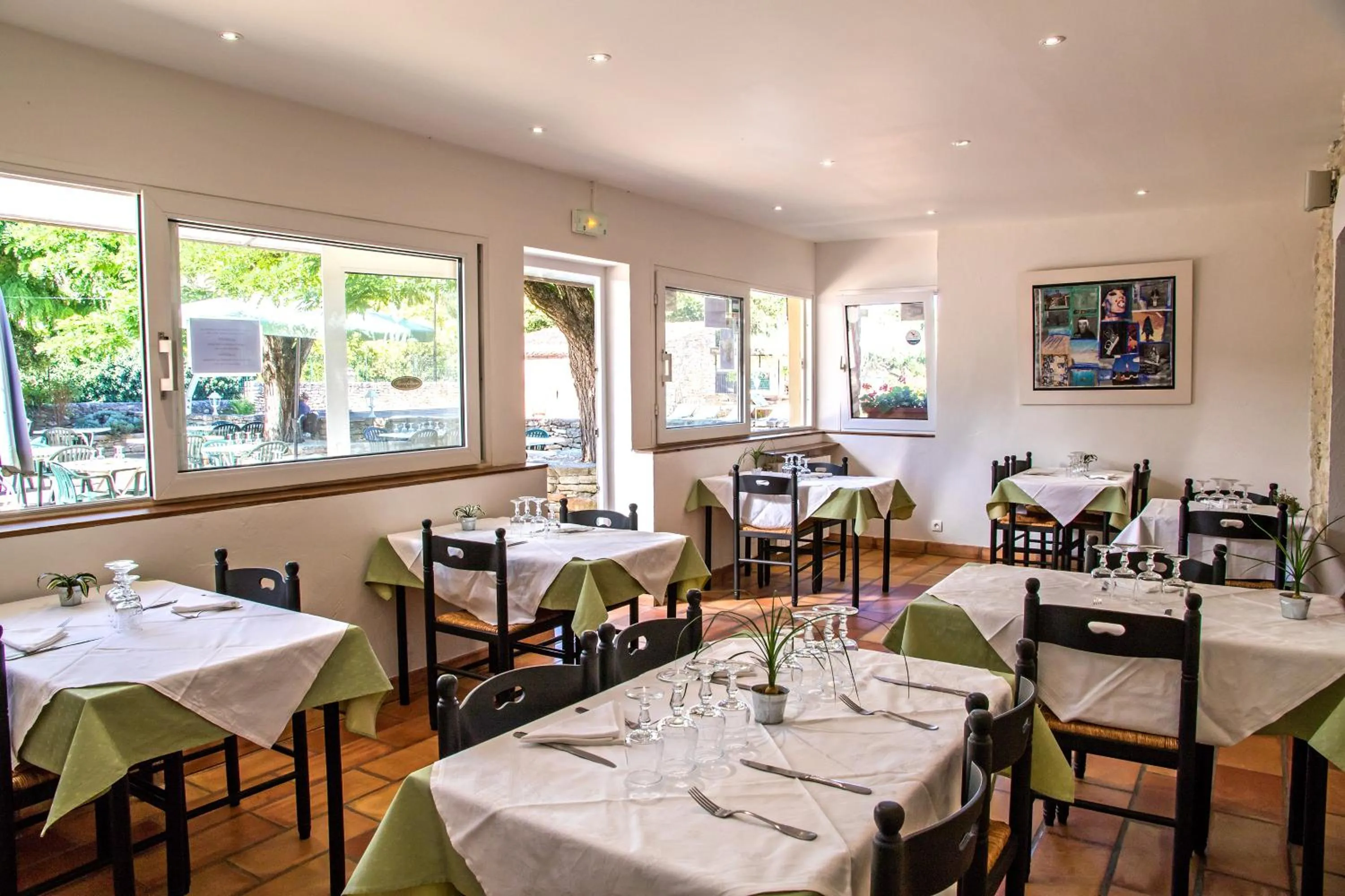 Restaurant/places to eat in Logis Hôtel Restaurant L'Escarbille