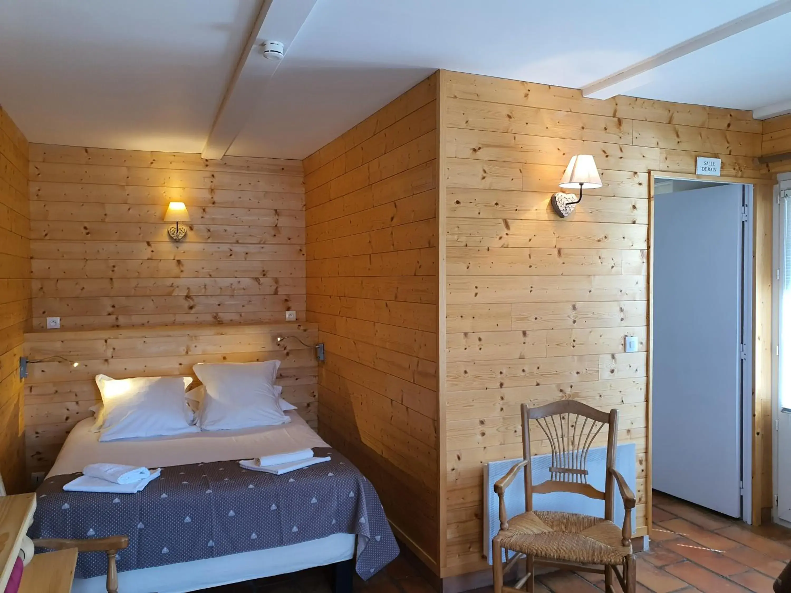 Triple Room in Logis Hôtel Restaurant L'Escarbille Triple Room in Logis Hôtel Restaurant L'Escarbille