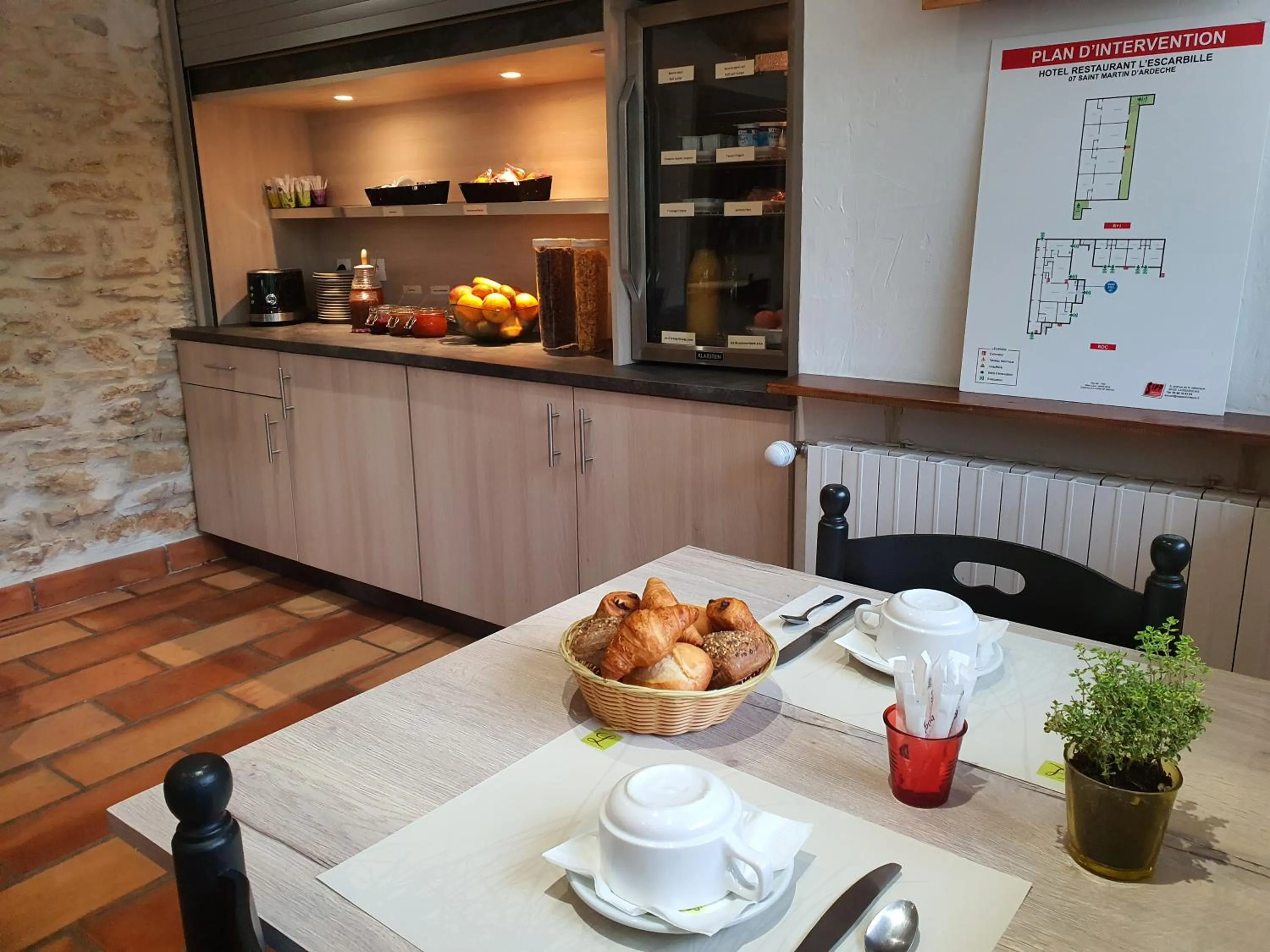 Breakfast in Logis Hôtel Restaurant L'Escarbille