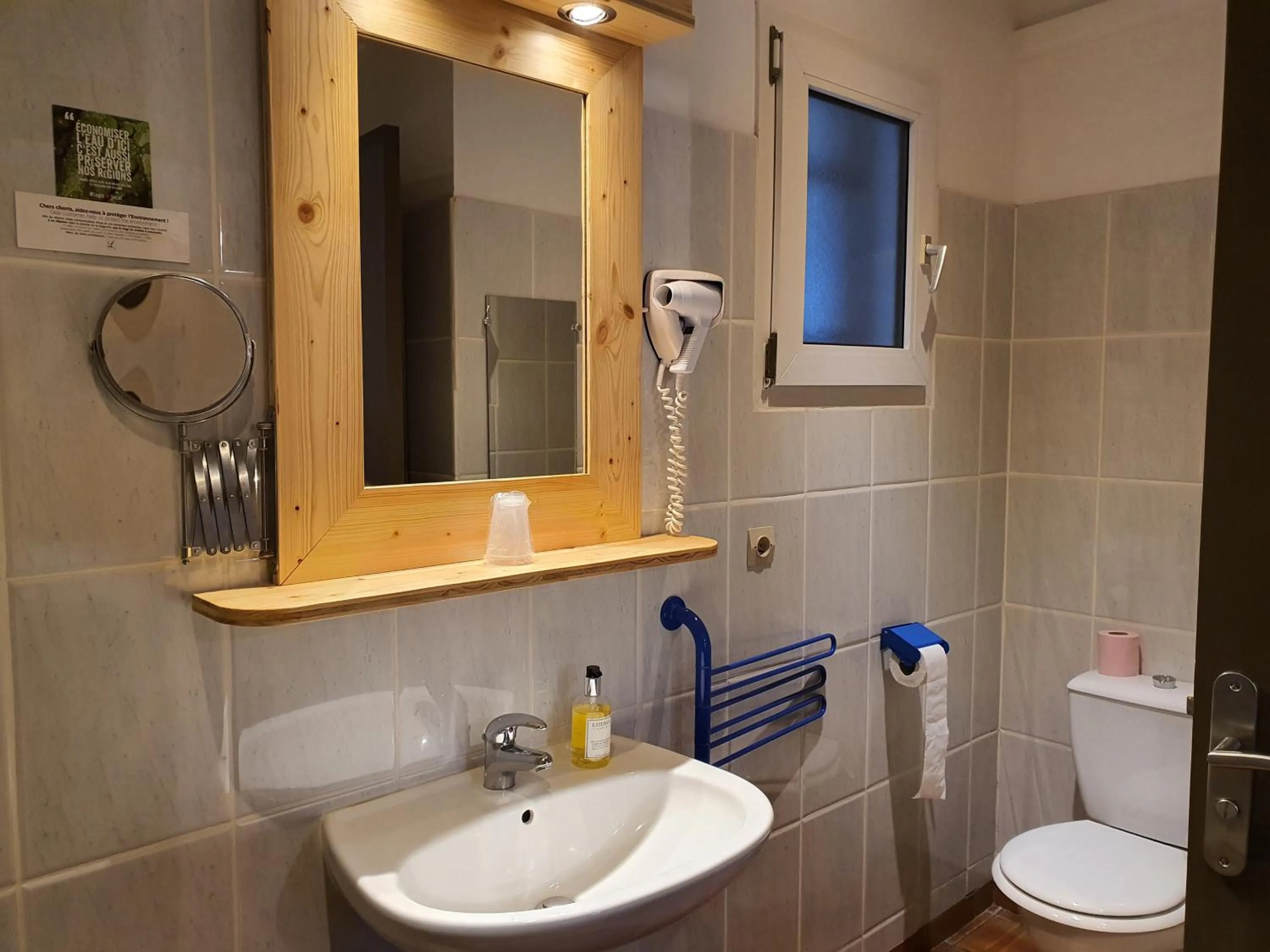 Bathroom in Logis Hôtel Restaurant L'Escarbille