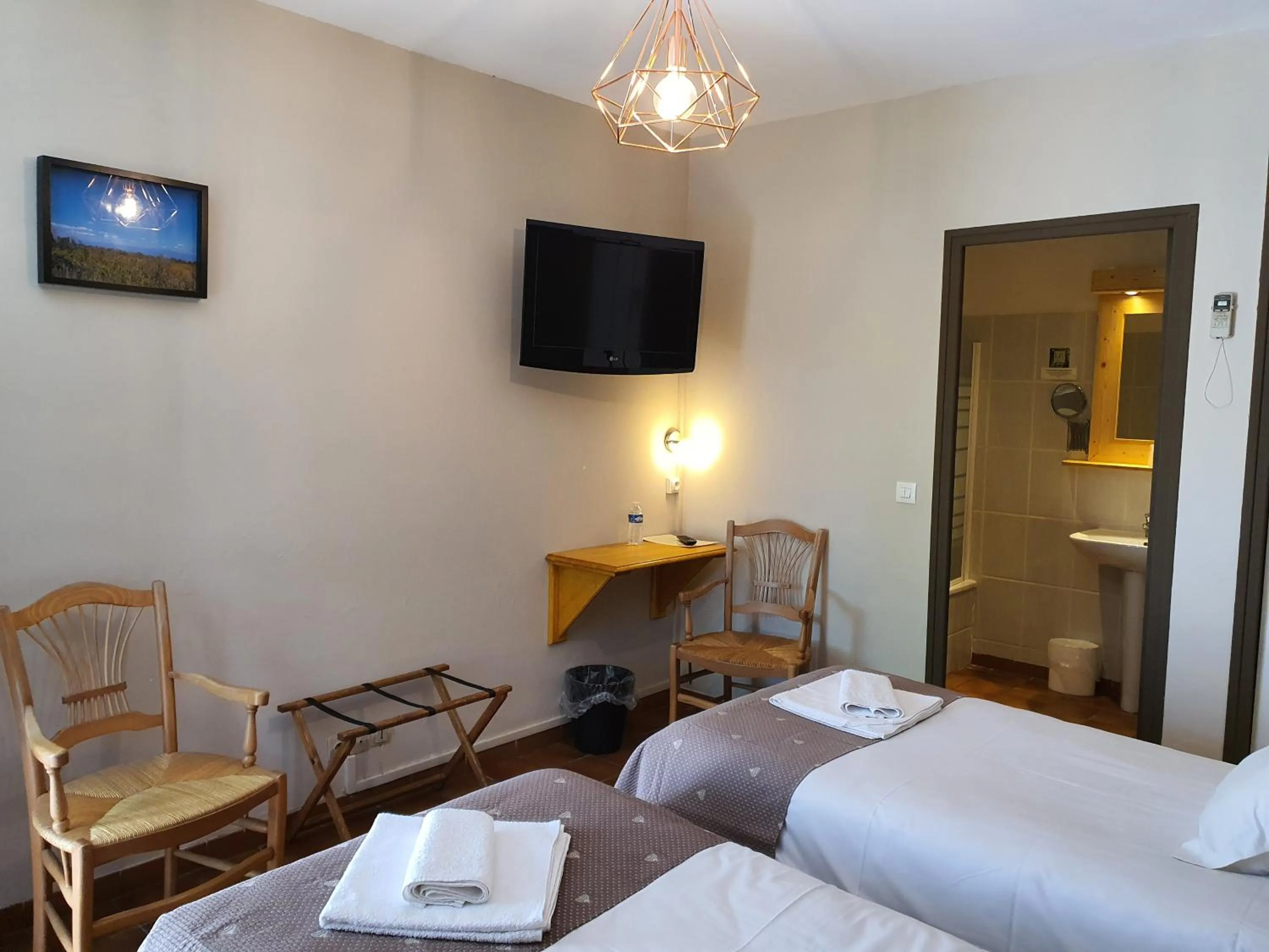 TV and multimedia in Logis Hôtel Restaurant L'Escarbille