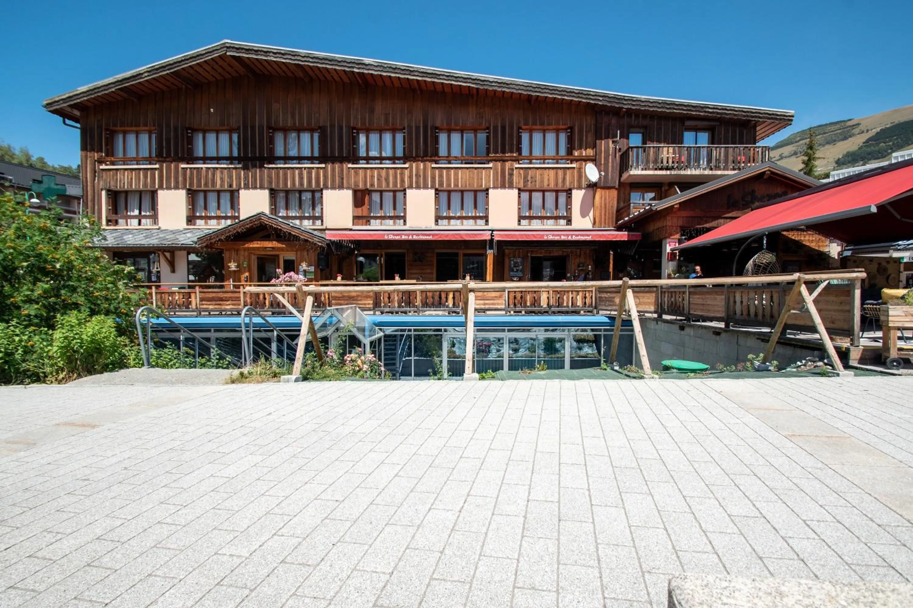 Property building in Hotel le Sherpa