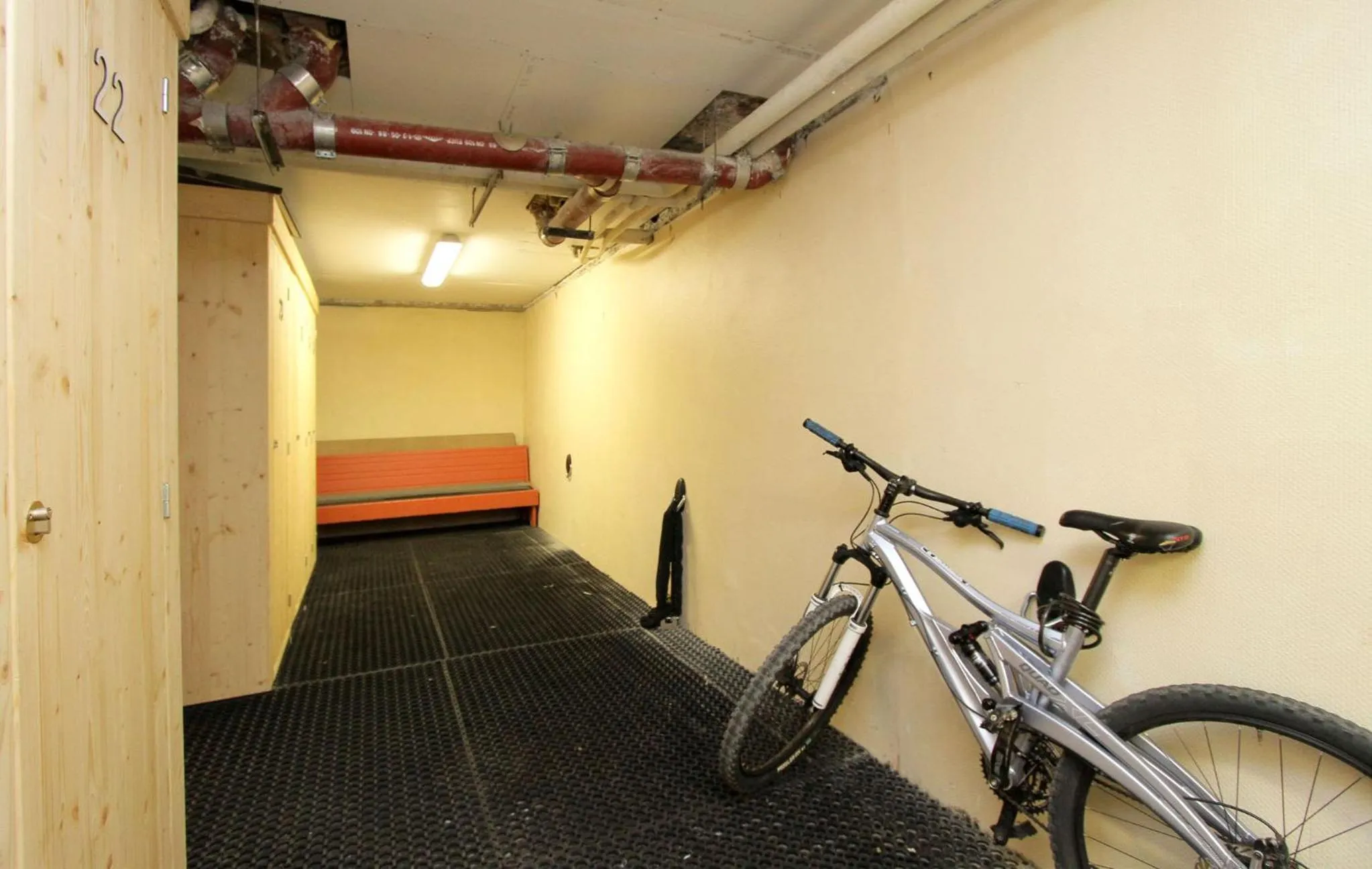 Skiing in Hotel le Sherpa