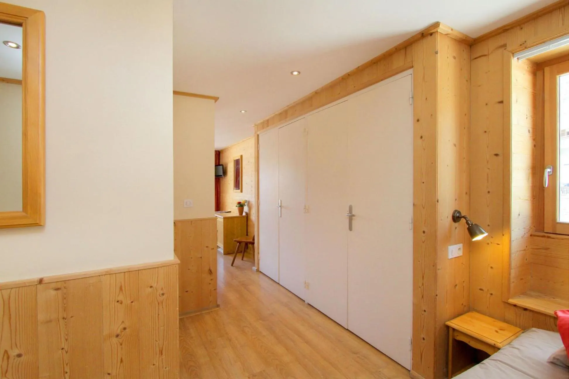 Photo of the whole room in Hotel le Sherpa