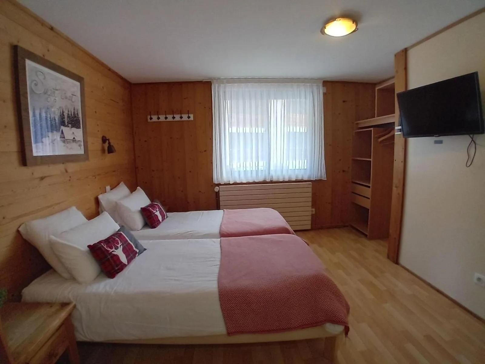 Communal lounge/ TV room, Bed in Hotel le Sherpa