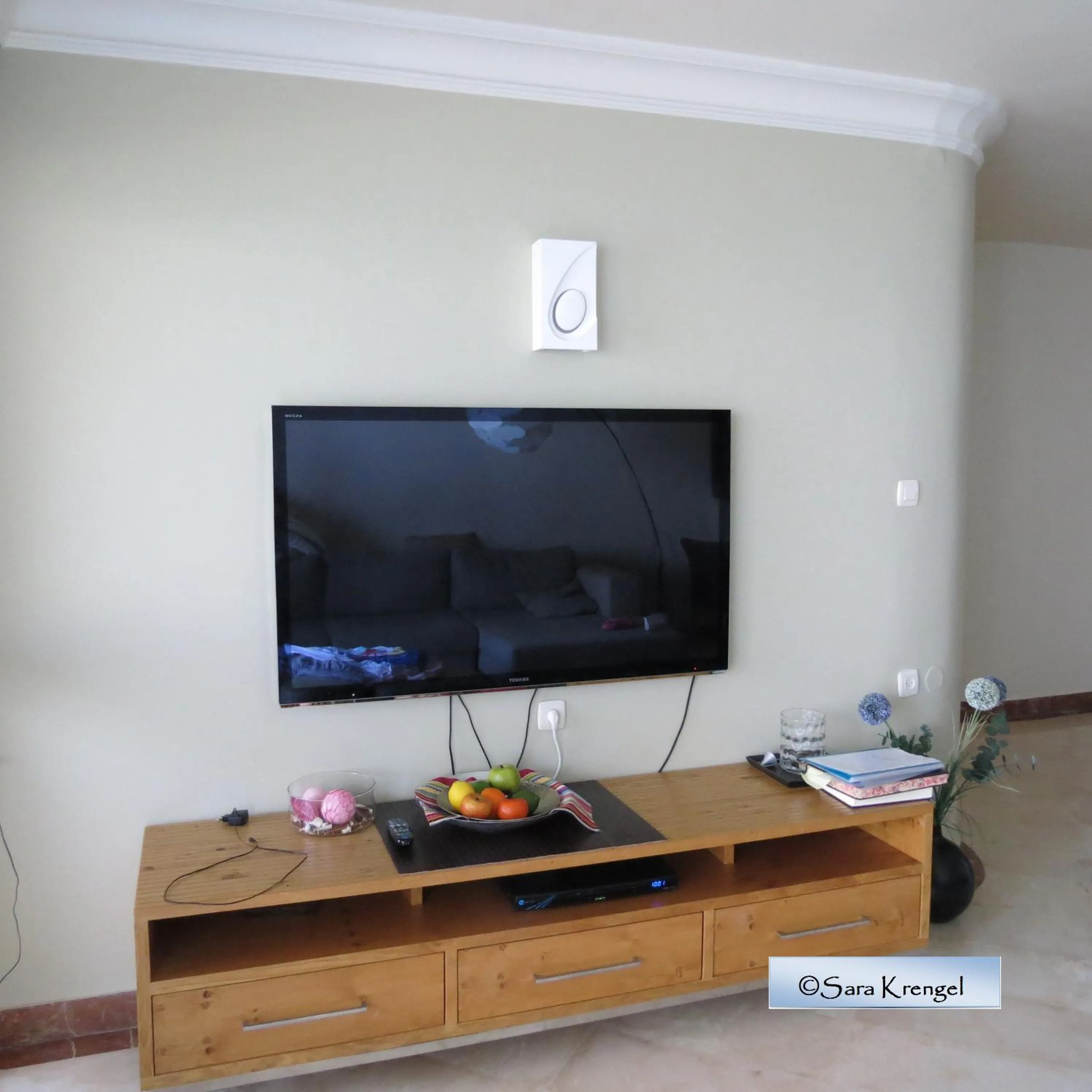 Communal lounge/ TV room in Nitza Seaview Apartments