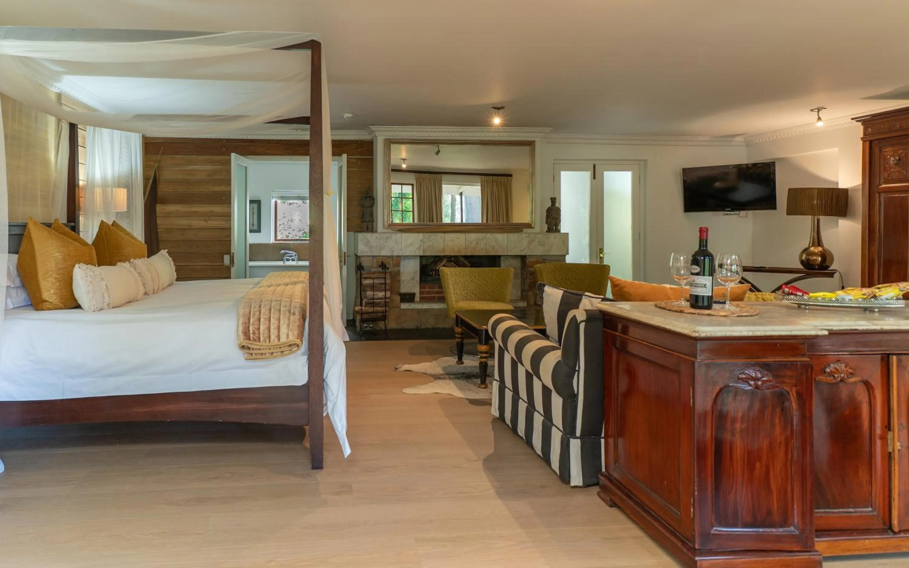 Lounge or bar, Bed in Silvermist Organic Wine Estate