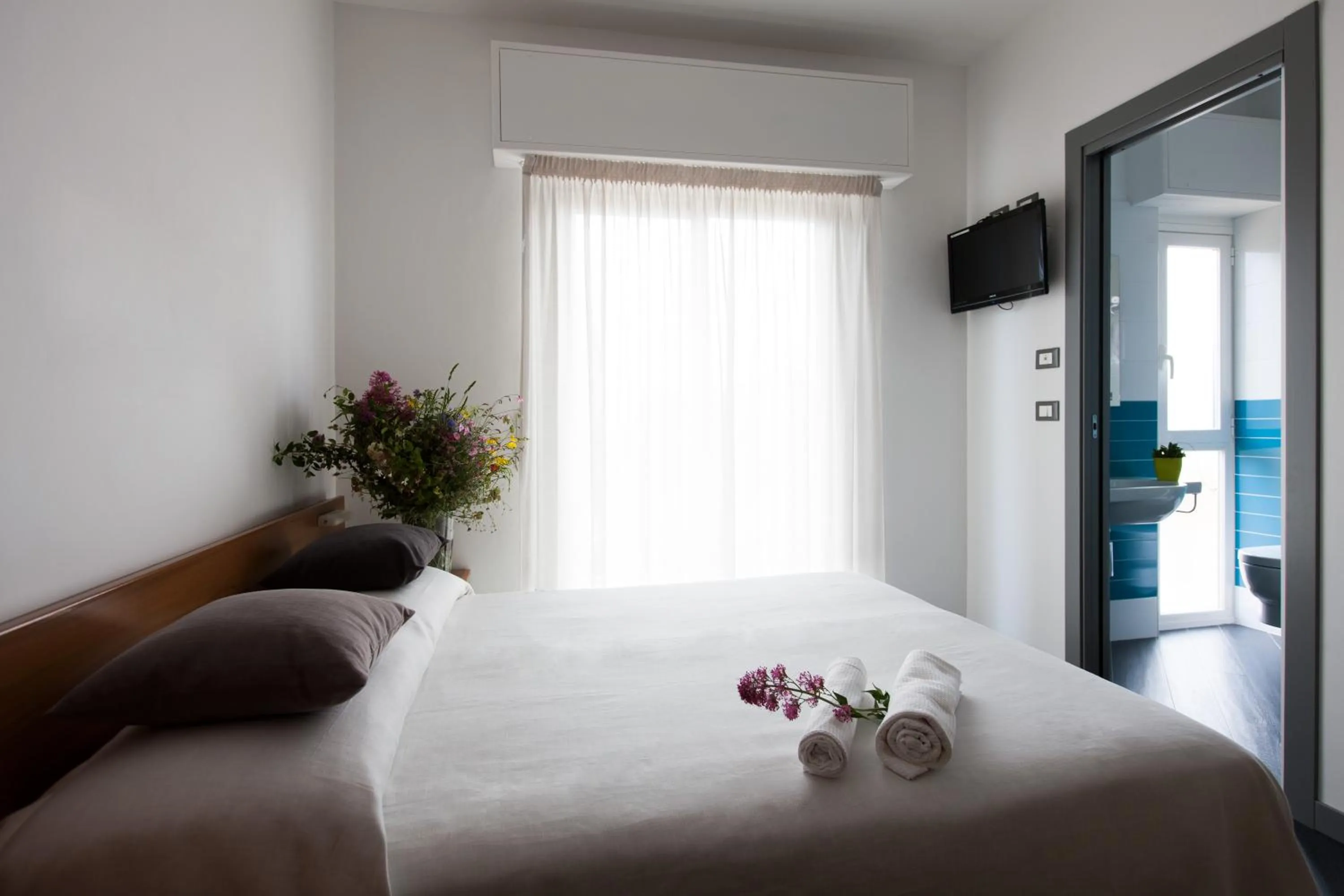 Bathroom, Bed in Hotel Liliana