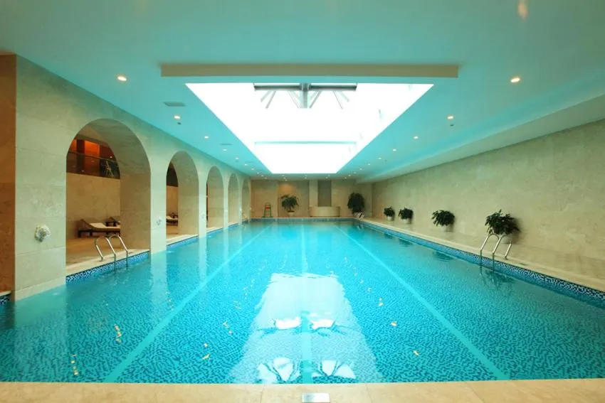 Swimming pool in Howard Johnson Tongfang Plaza Zhuji