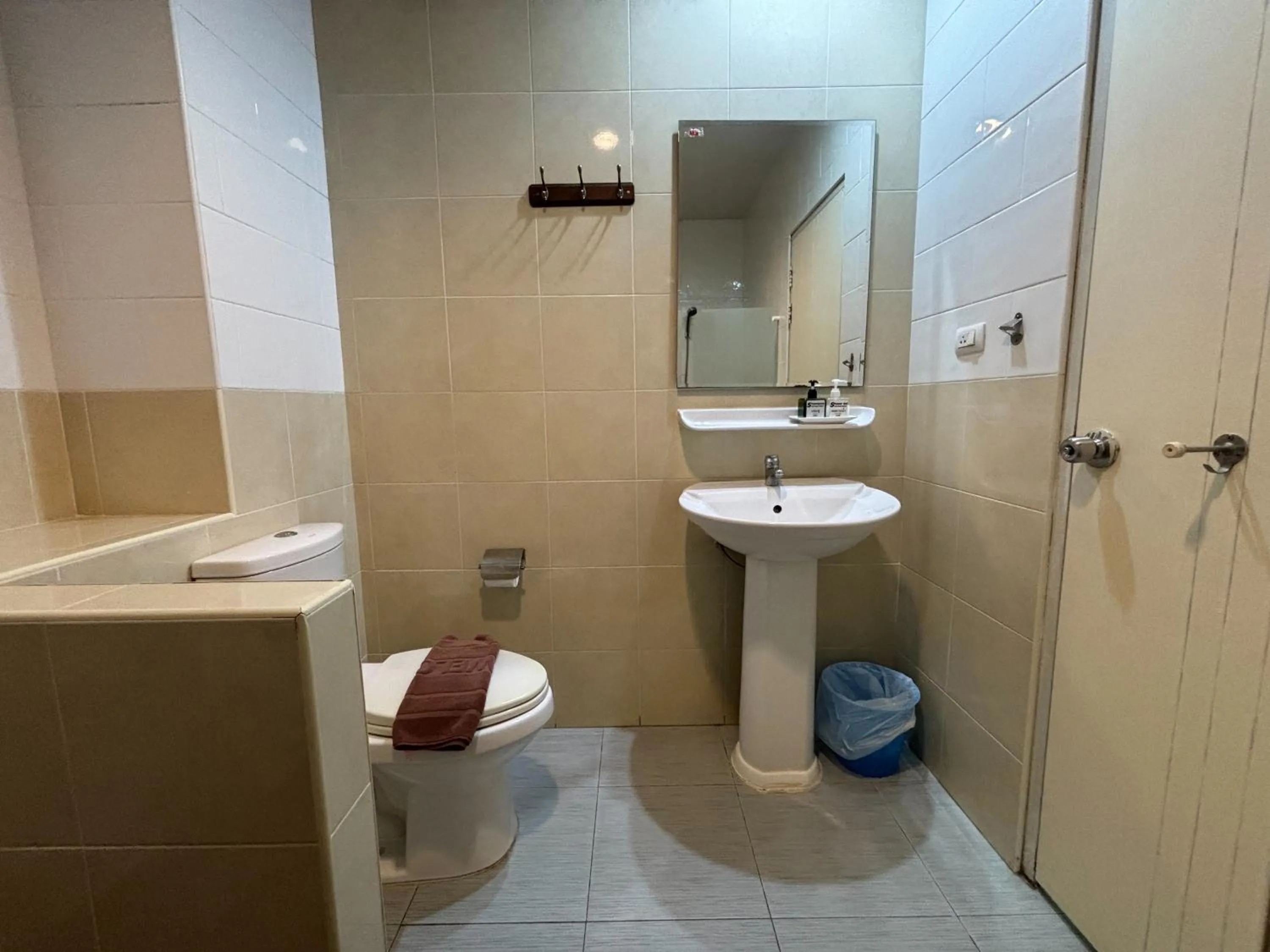 Bathroom in Sutus Court 1