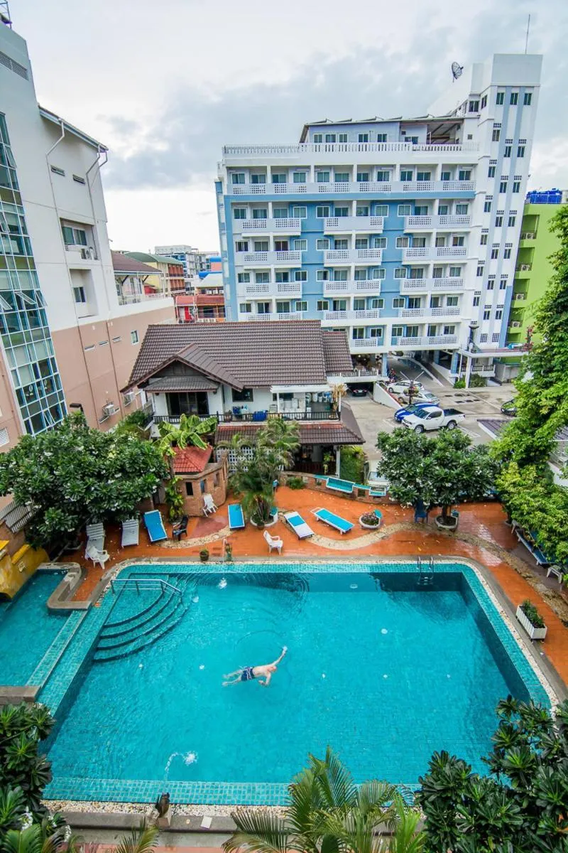 Swimming pool in Sutus Court 1