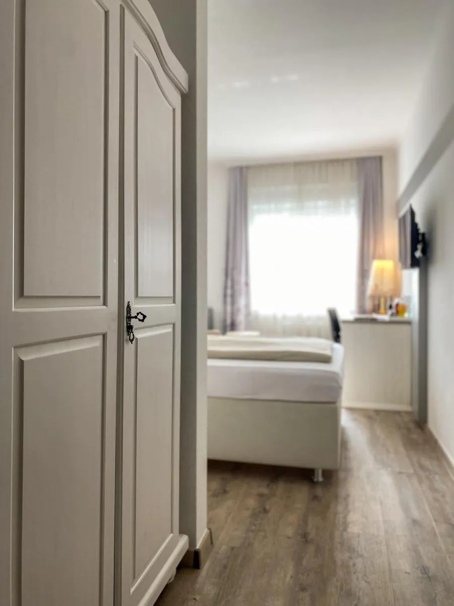 TV and multimedia, Bed in Hotel Angerland Garni