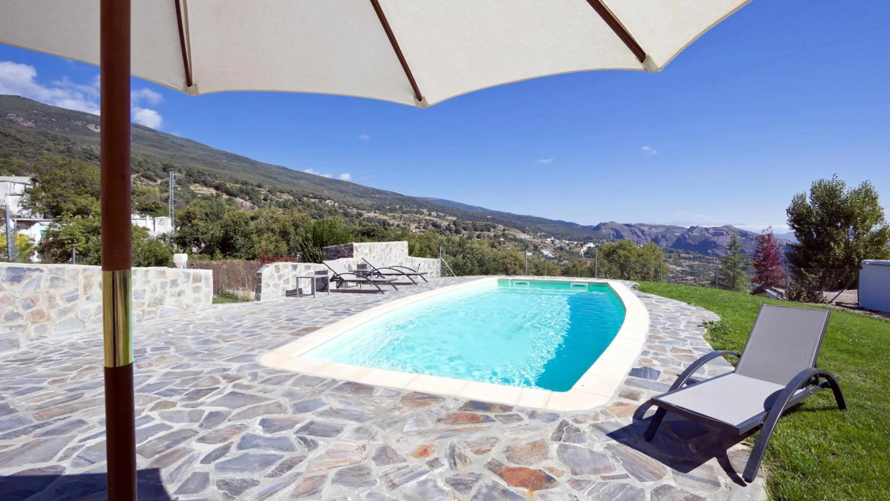 Swimming pool in Hotel Maravedí