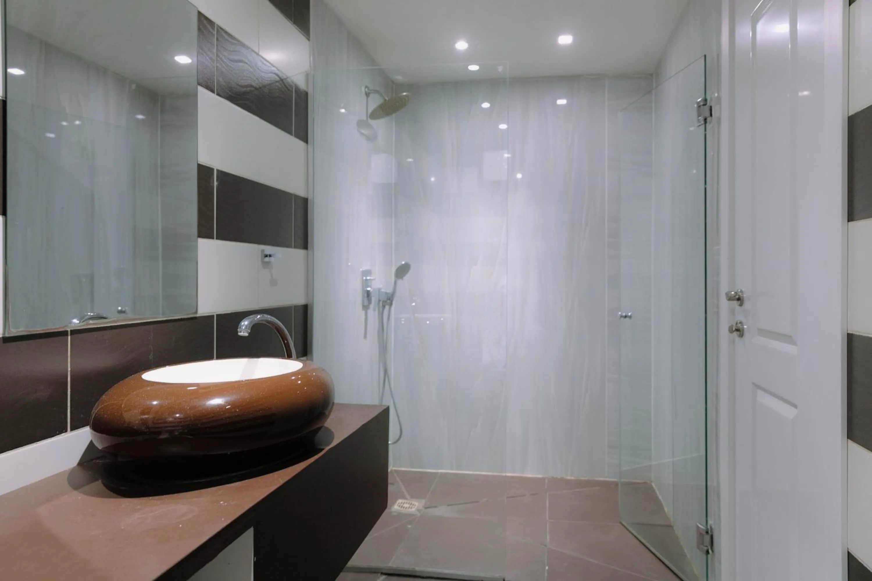 Rich Luxury Suites - Renovated