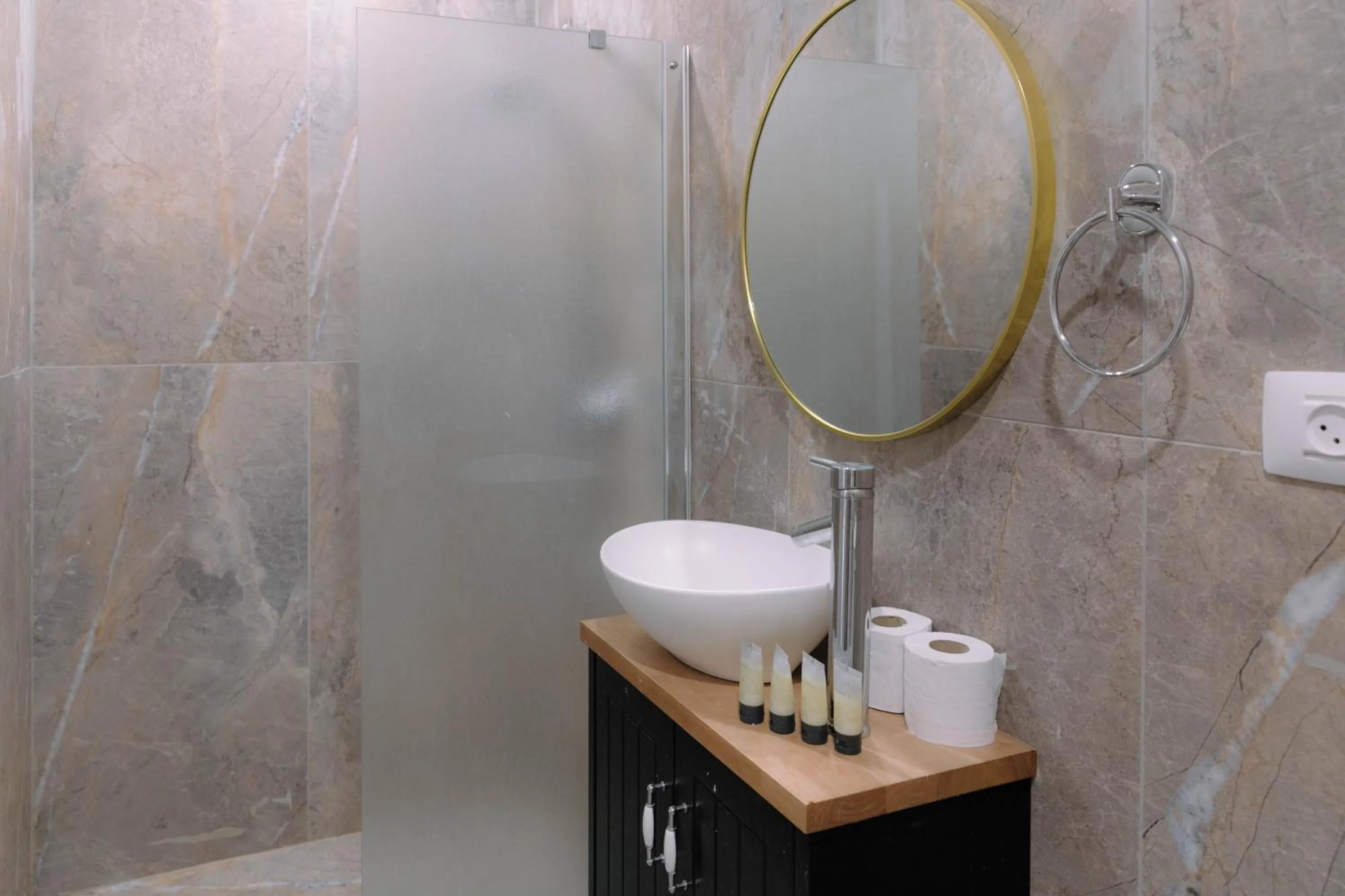 Rich Luxury Suites - Renovated