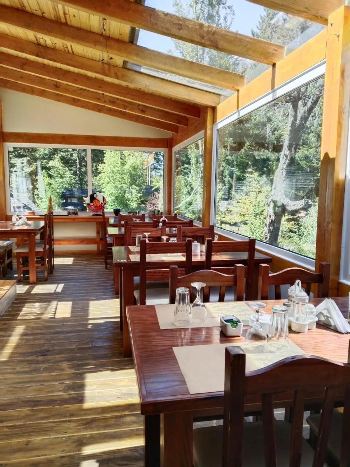 Restaurant/places to eat in Hosteria Lekun Lekun
