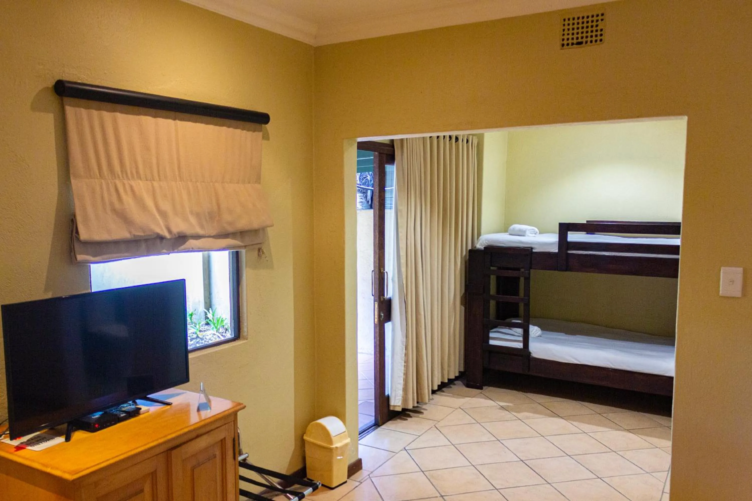 Bedroom, Bed in Hotel Numbi & Garden Suites