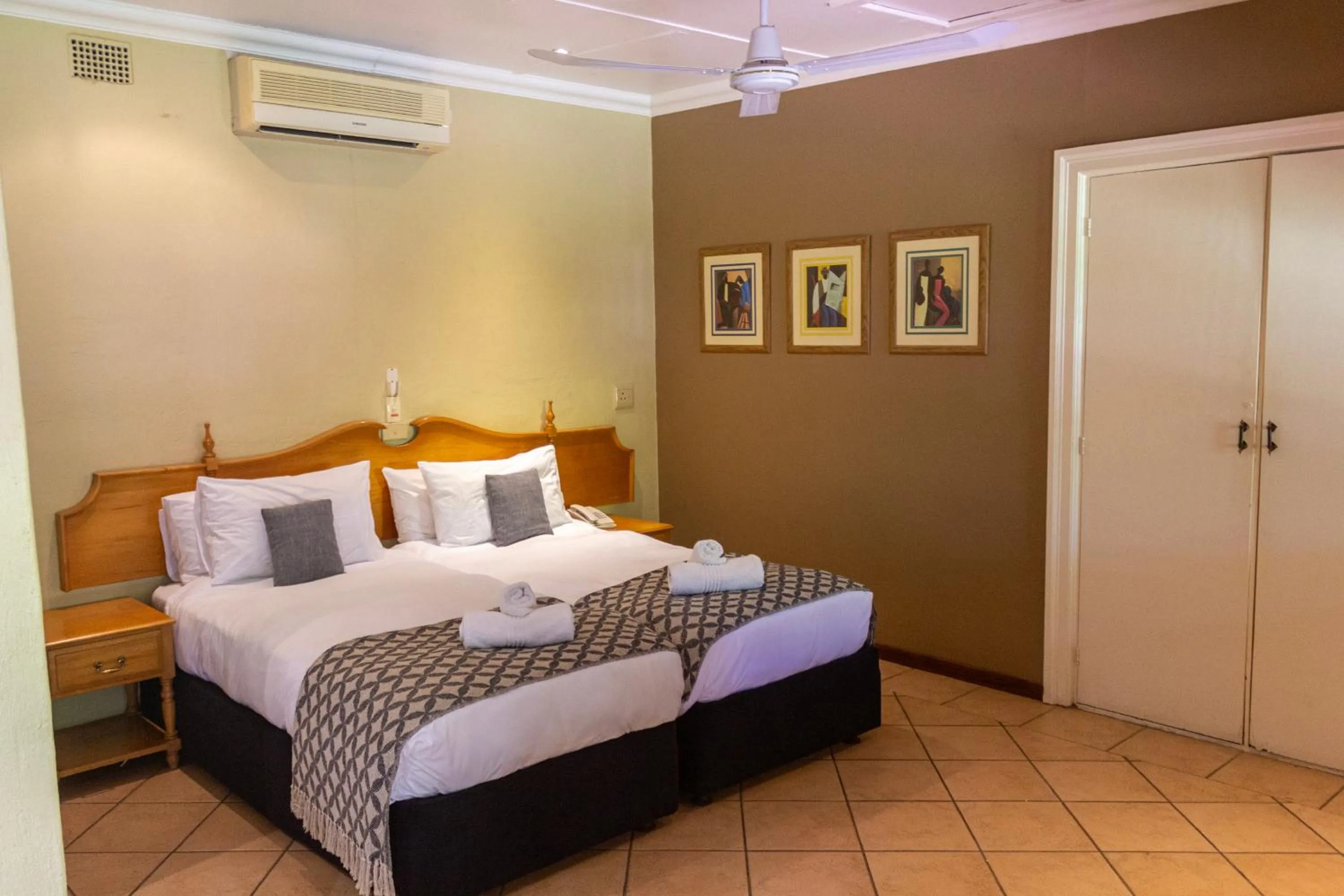 Bedroom, Bed in Hotel Numbi & Garden Suites