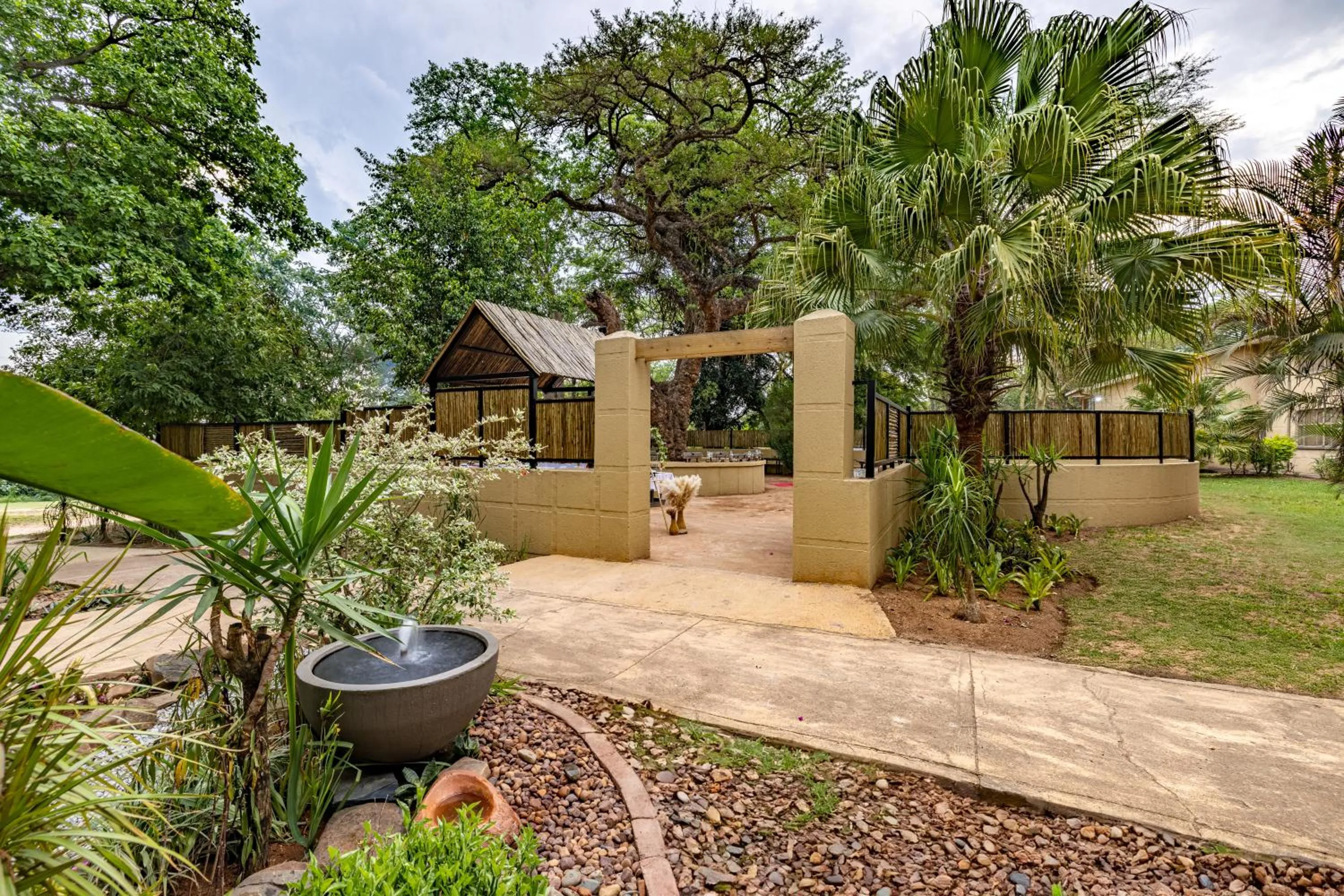 Restaurant/places to eat in Hotel Numbi & Garden Suites