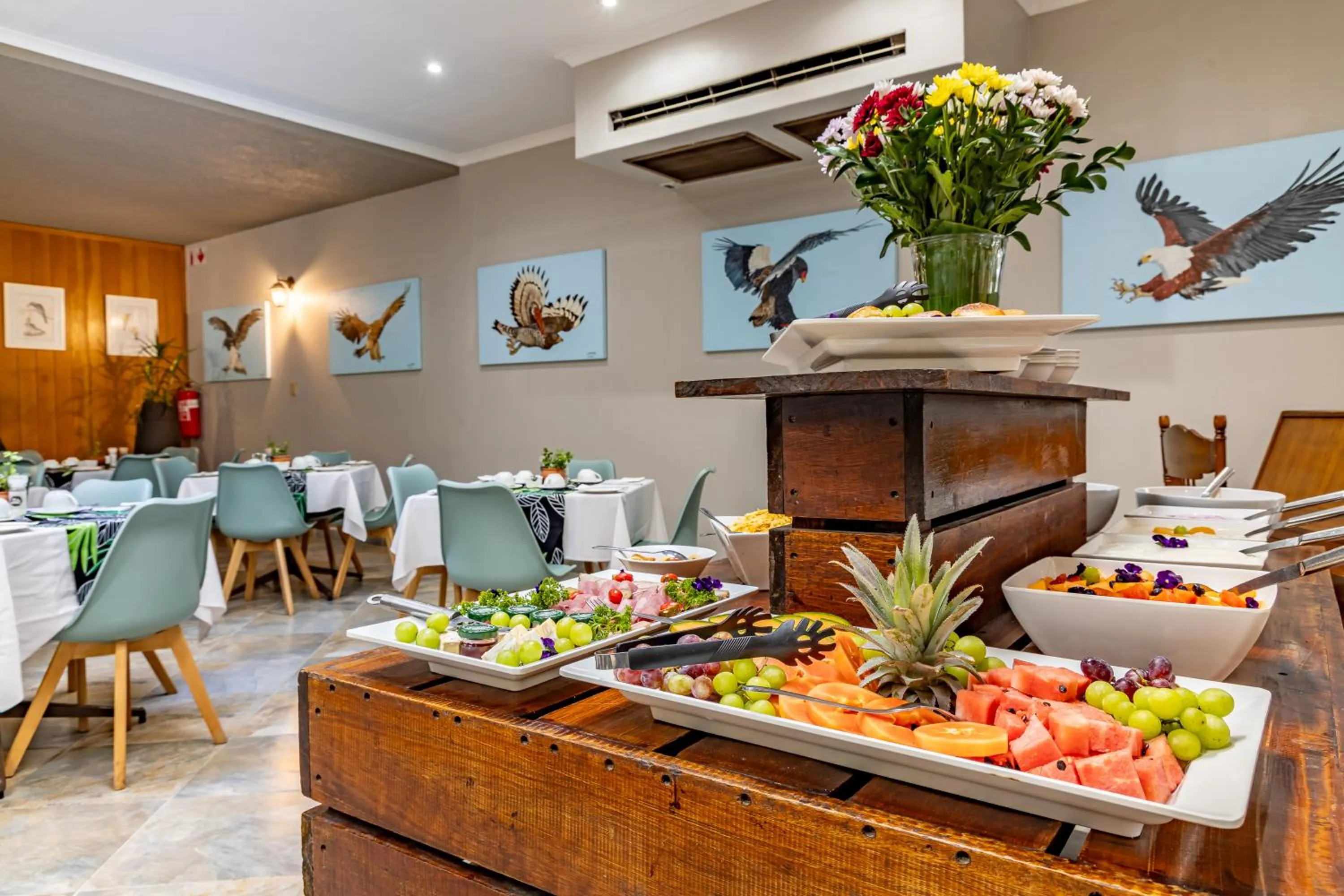 Restaurant/places to eat in Hotel Numbi & Garden Suites