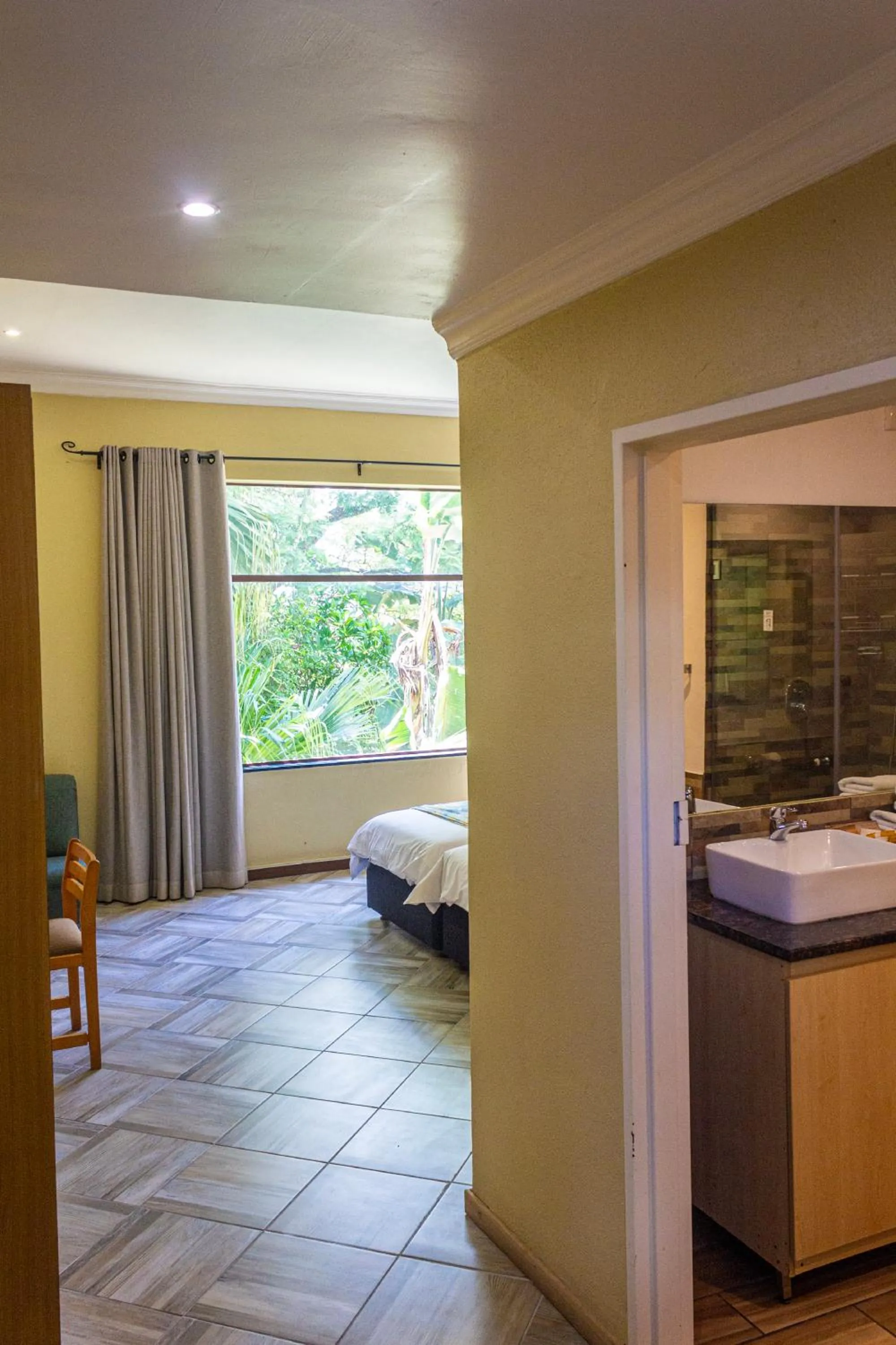 Facade/entrance, Bed in Hotel Numbi & Garden Suites