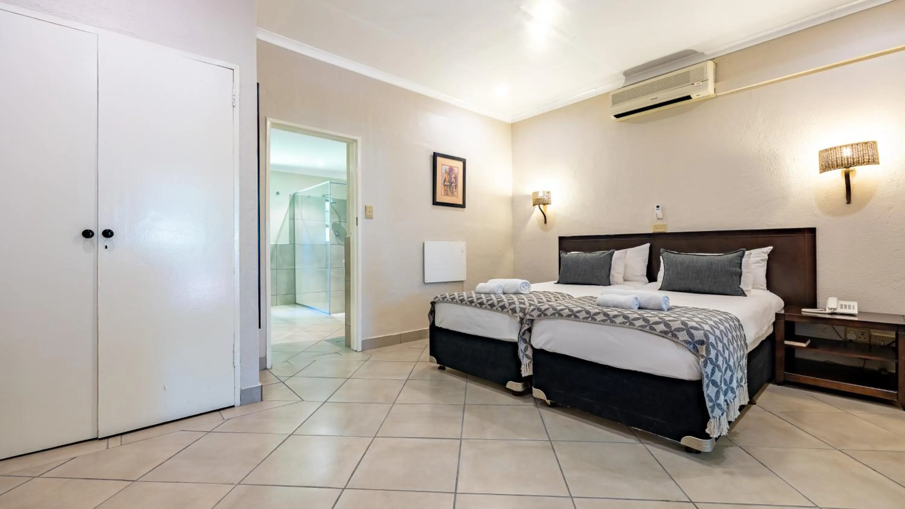 Bedroom, Bed in Hotel Numbi & Garden Suites