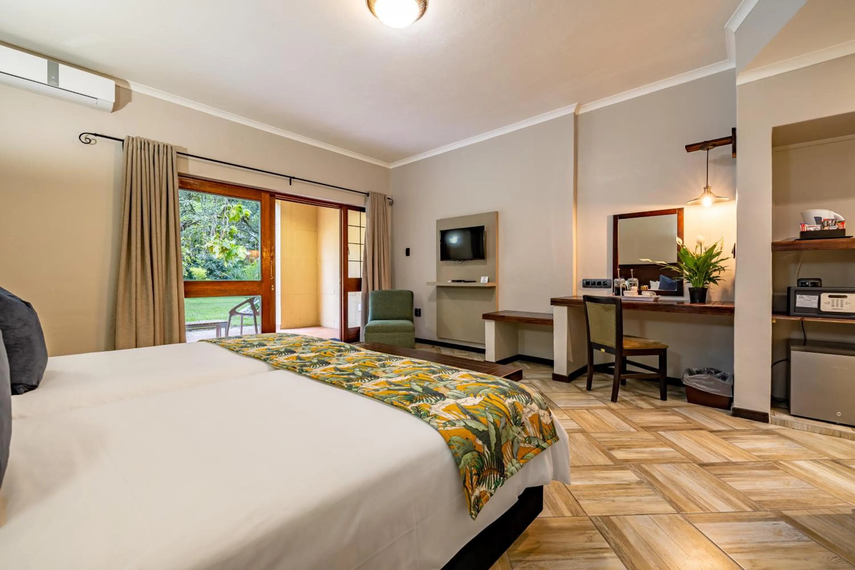 Photo of the whole room, Bed in Hotel Numbi & Garden Suites