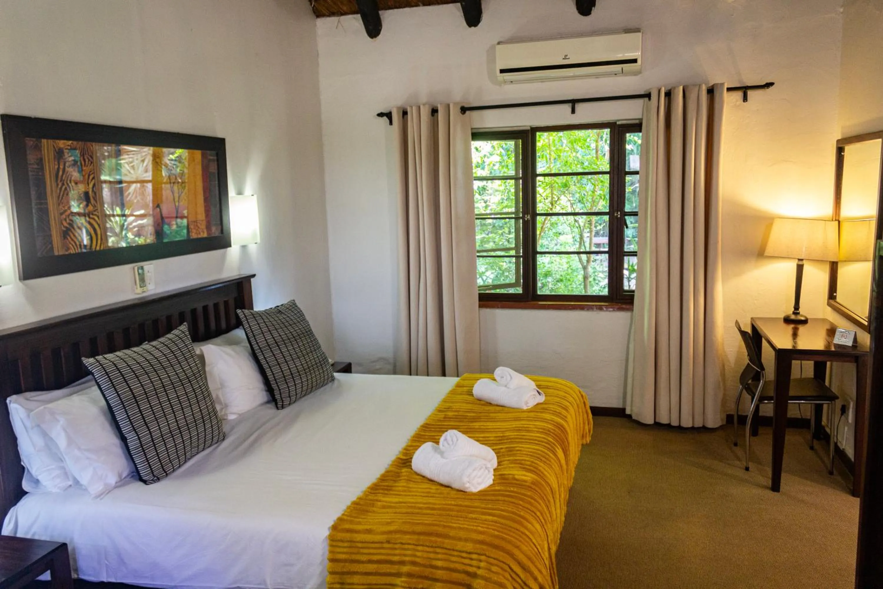 Bedroom, Bed in Hotel Numbi & Garden Suites