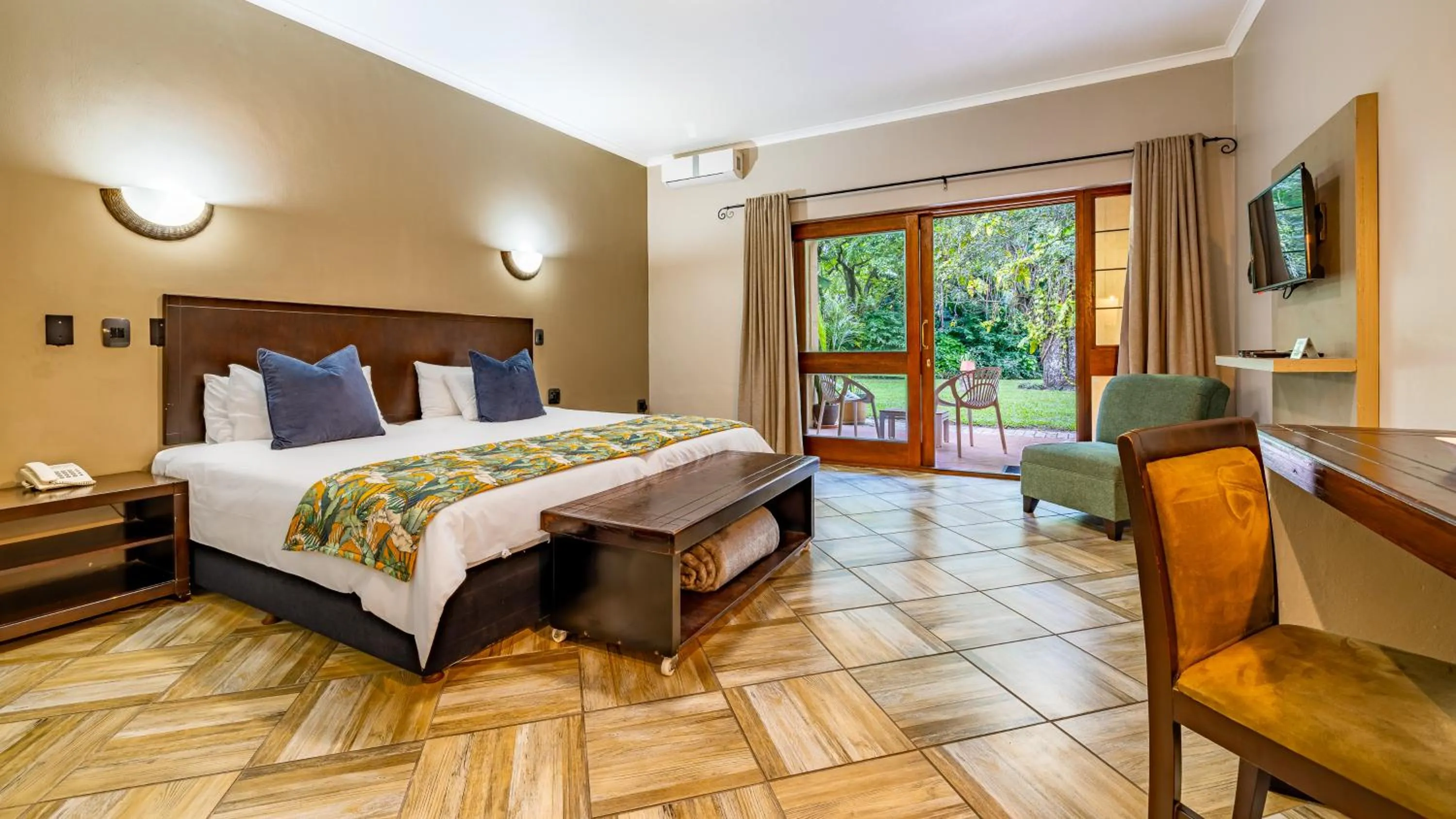Bed in Hotel Numbi & Garden Suites