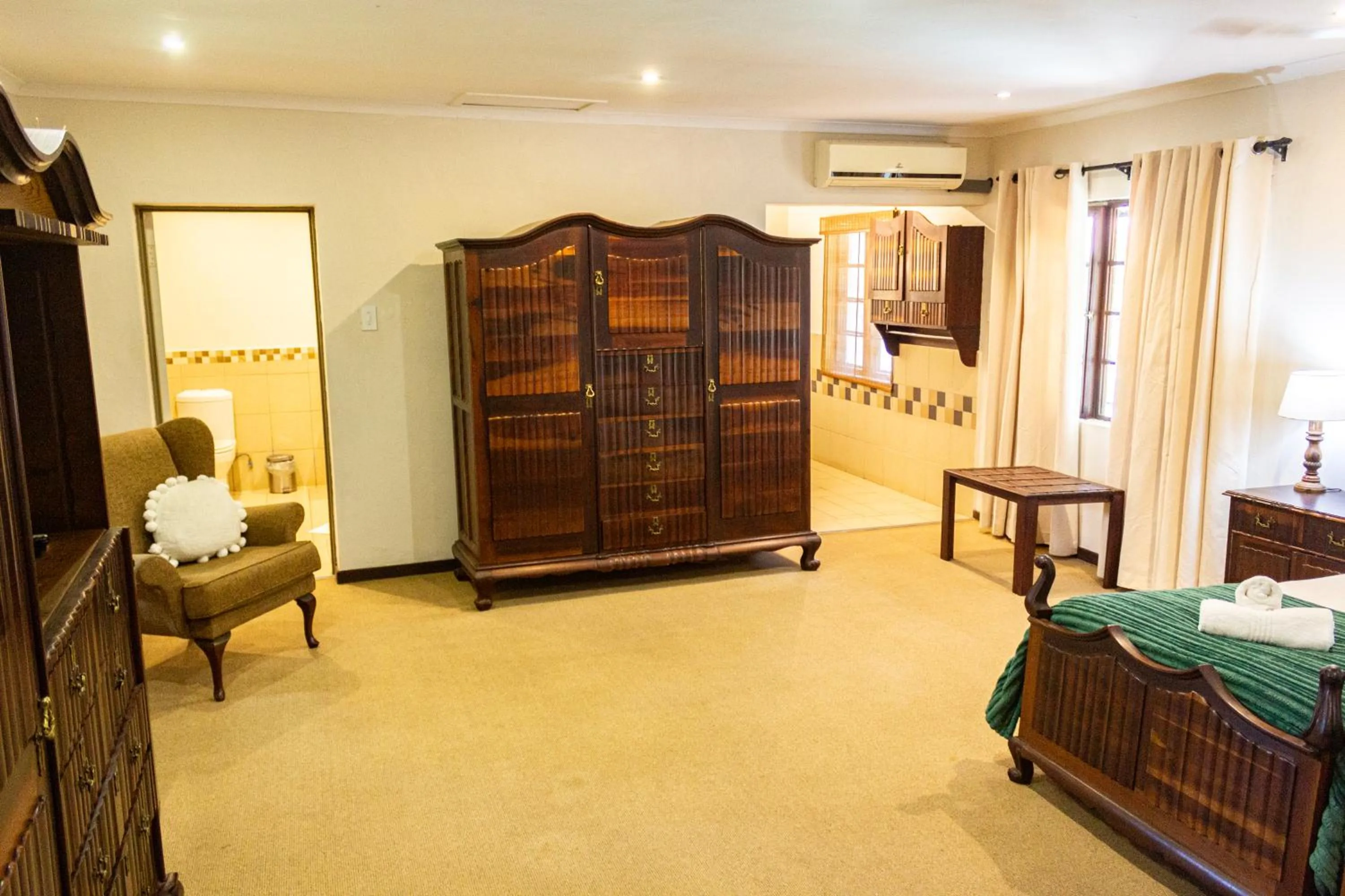 wardrobe, Bed in Hotel Numbi & Garden Suites