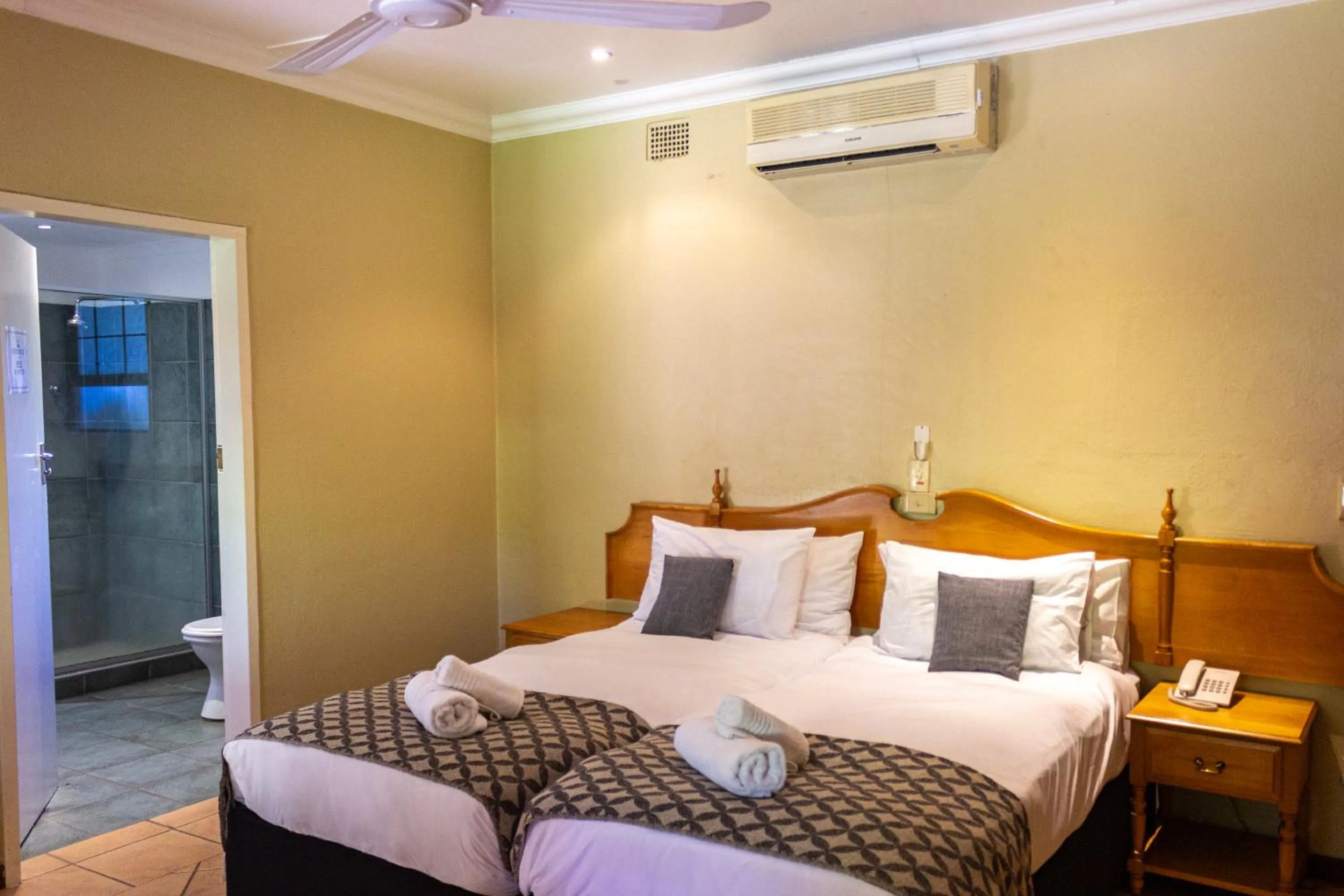 Bedroom, Bed in Hotel Numbi & Garden Suites