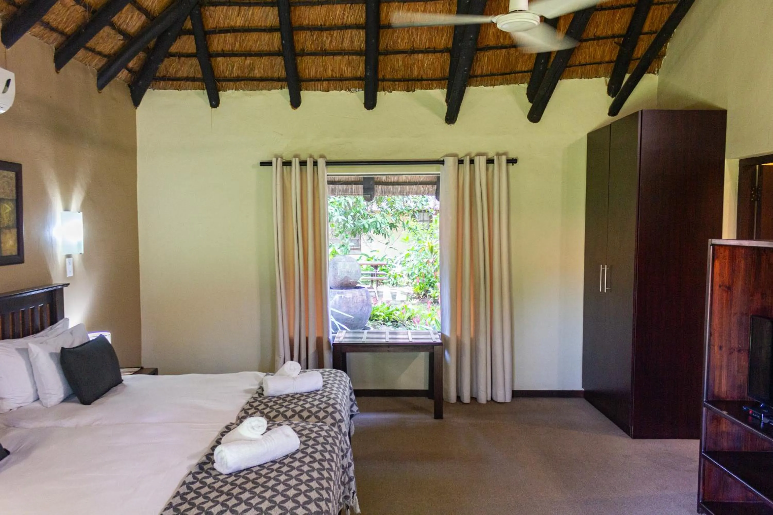 Bedroom, Bed in Hotel Numbi & Garden Suites