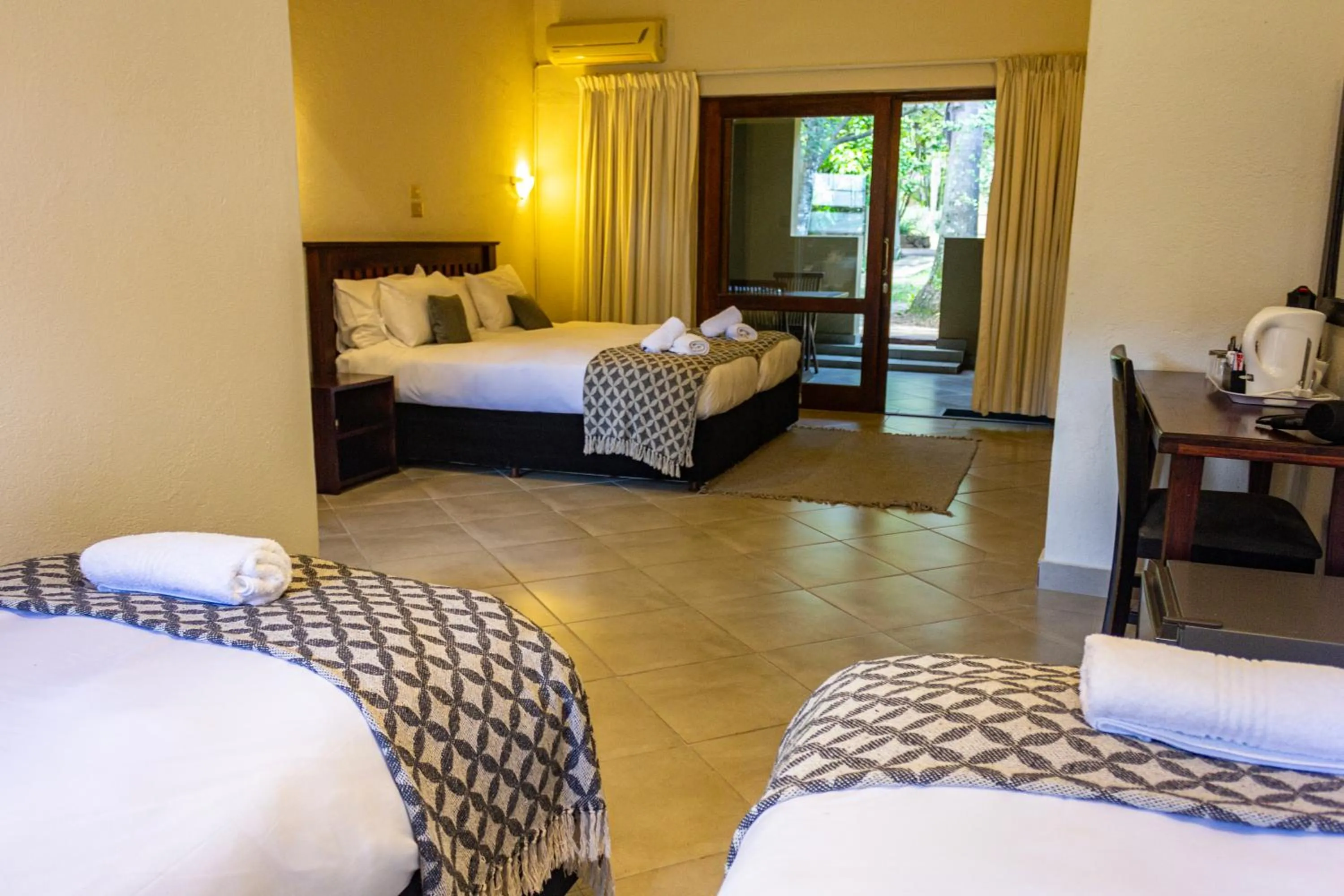 Photo of the whole room, Bed in Hotel Numbi & Garden Suites