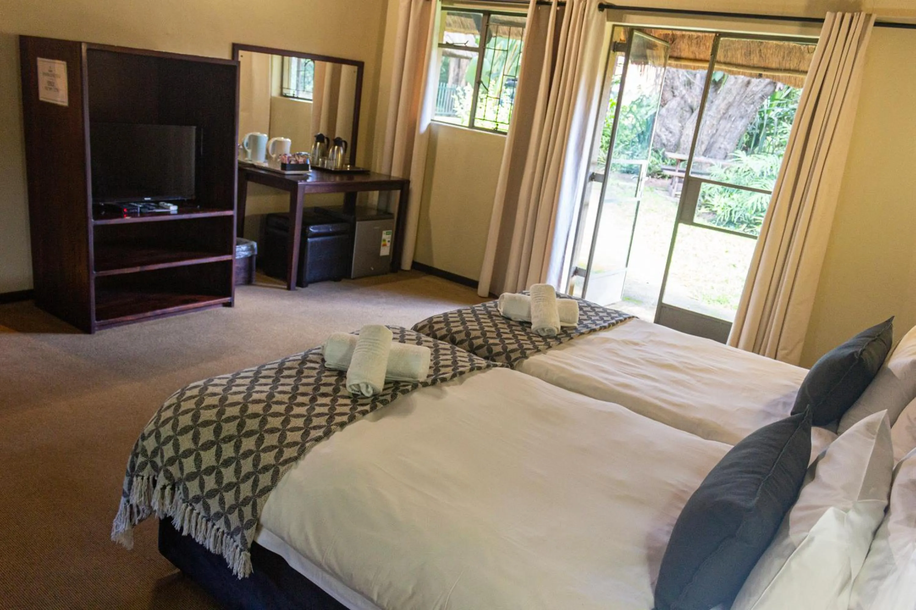 Bedroom, Bed in Hotel Numbi & Garden Suites