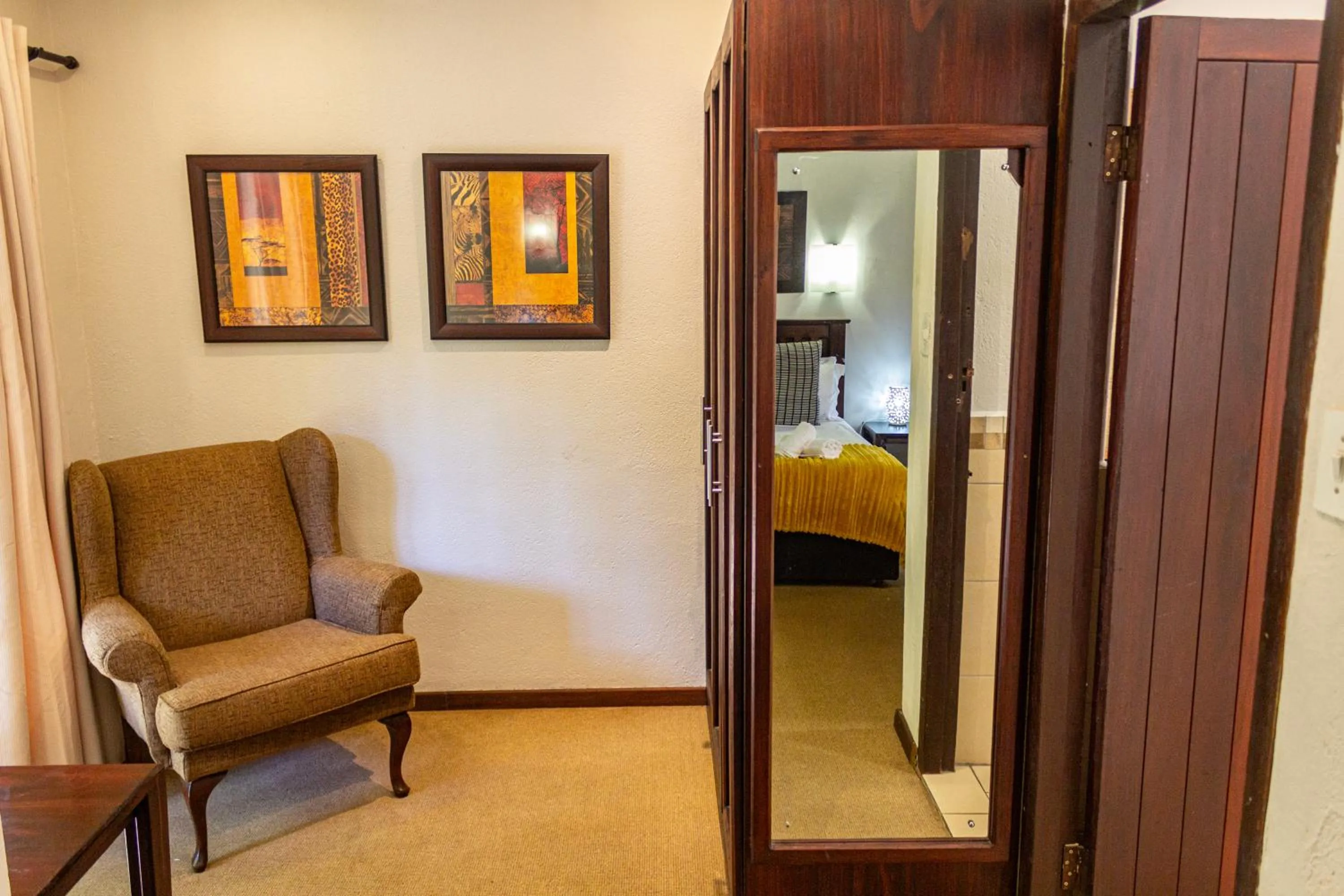 wardrobe, Bed in Hotel Numbi & Garden Suites