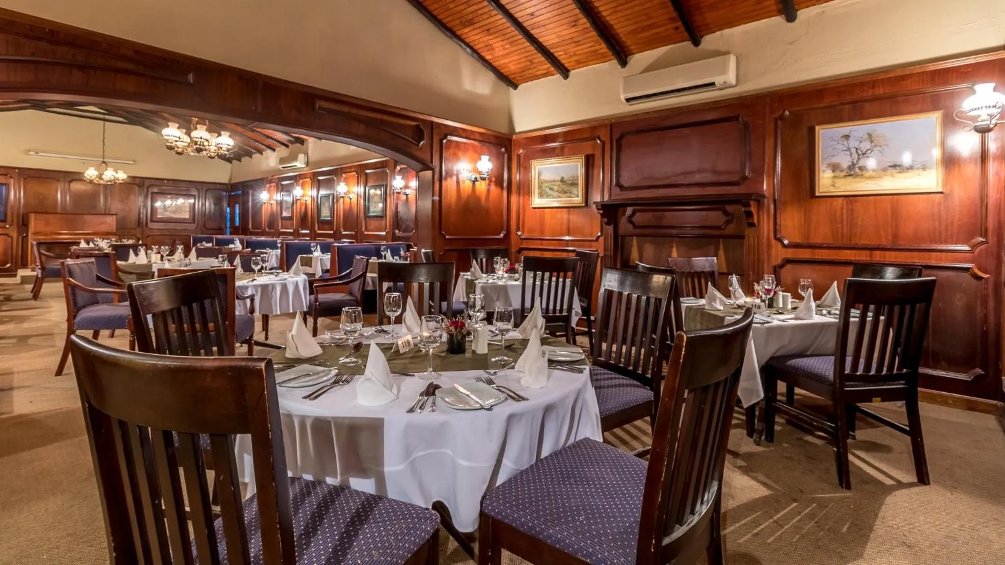 Restaurant/places to eat in Hotel Numbi & Garden Suites