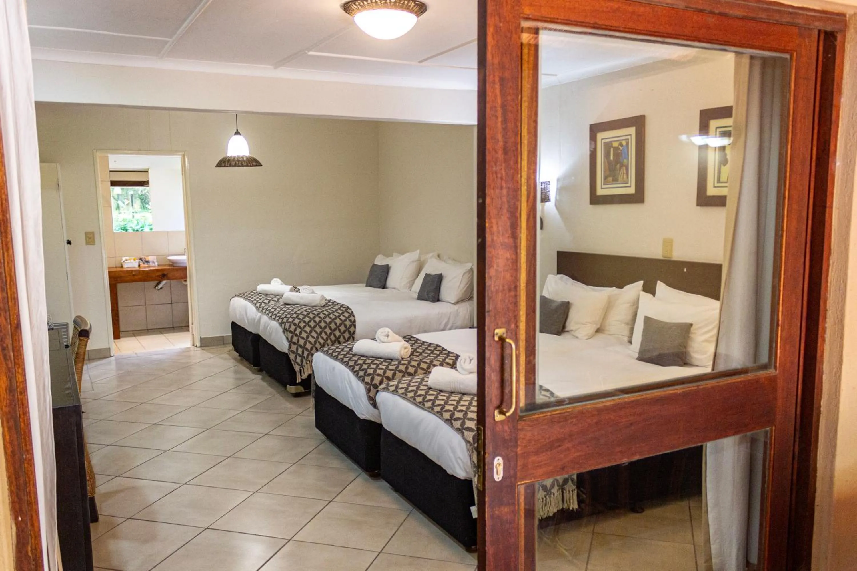 Facade/entrance, Bed in Hotel Numbi & Garden Suites