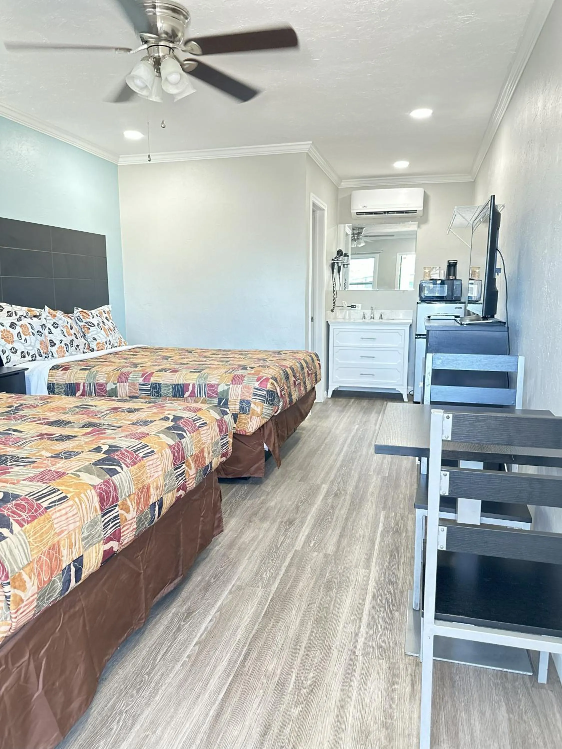 Bed in Sunshine Inn & Suites Venice, Florida