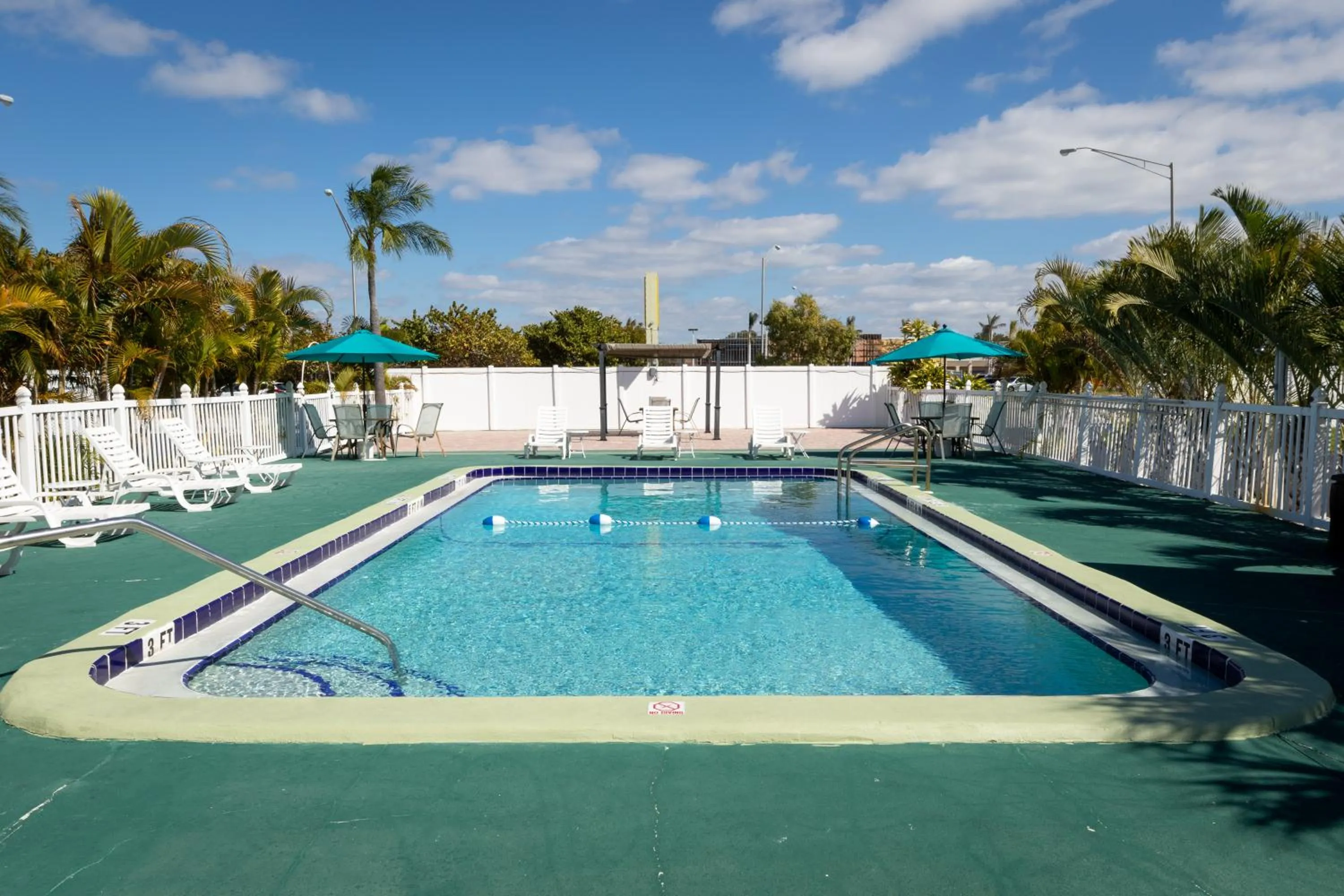 Swimming pool in Sunshine Inn & Suites Venice, Florida